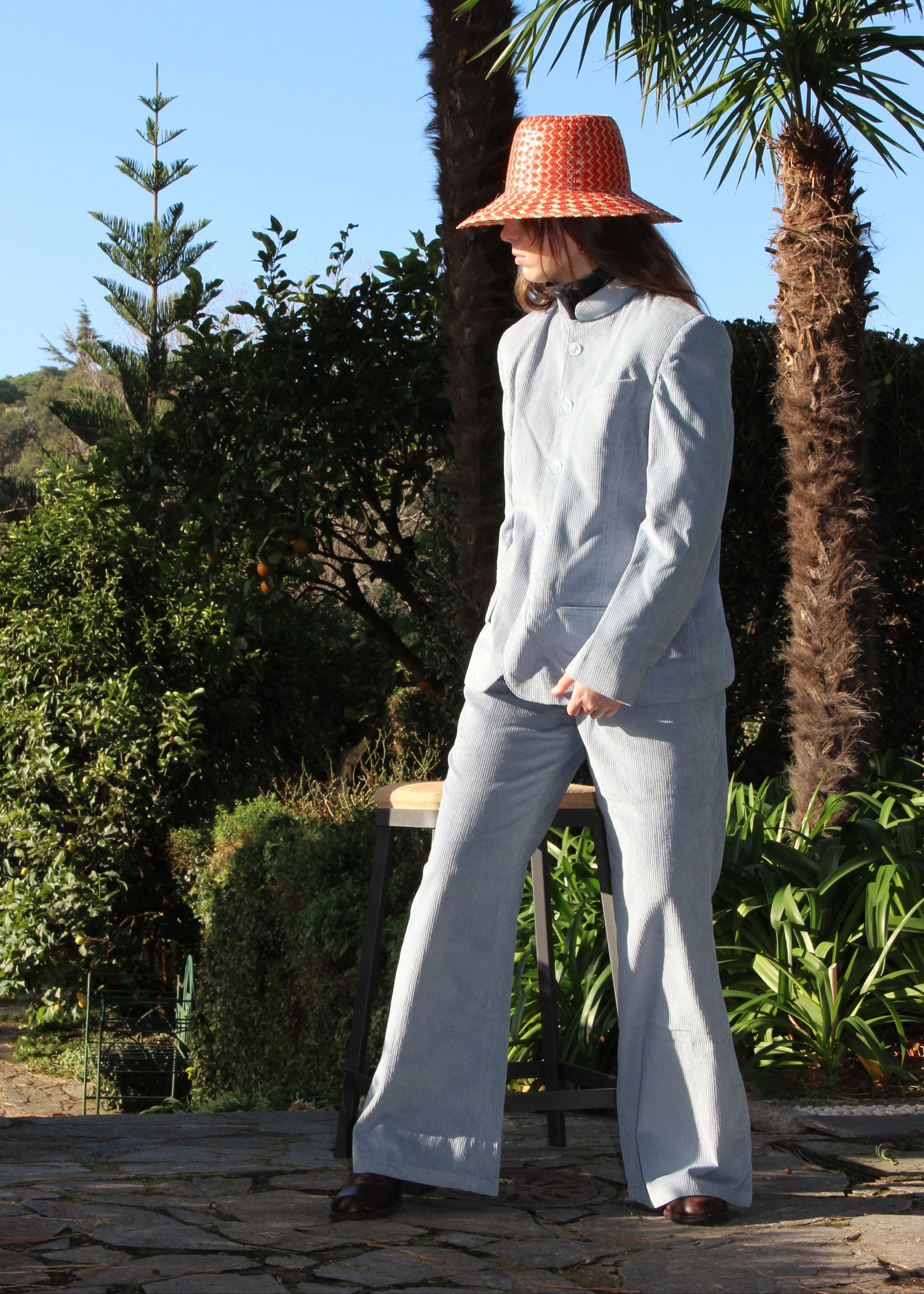 Pantaloni 1970 di IGI AMA in velluto a coste azul, pantaloni in velluto a coste color azzurro polvere con pinces anteriori. Vestibilità regolare, disponibili nelle taglie M e L, la modella è alta 170 cm e indossa la taglia M. Realizzati in India con un design elegante e versatile. Solo lavaggio a secco, stiratura a bassa temperatura, non candeggiare.