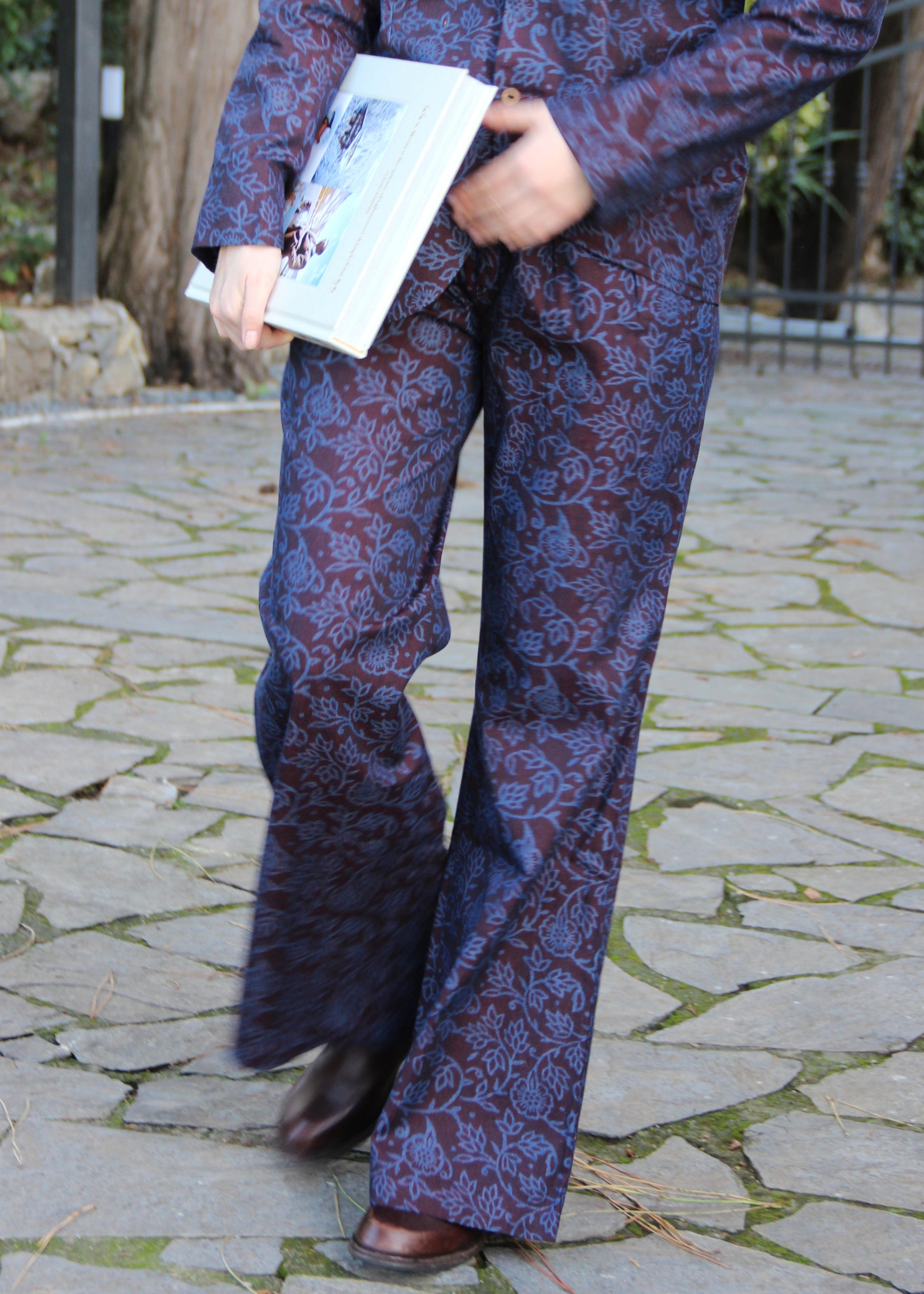 1970 Dark Aubergine in cotone di IGI AMA, fantasia damascata celeste, pantaloni in cotone color melanzana scuro con pinces anteriori. Vestibilità regolare, disponibili nelle taglie S e M, la modella è alta 170 cm e indossa la taglia S. Prodotto in India con un design elegante e versatile. Solo lavaggio a secco, stiratura a bassa temperatura, non candeggiare.
