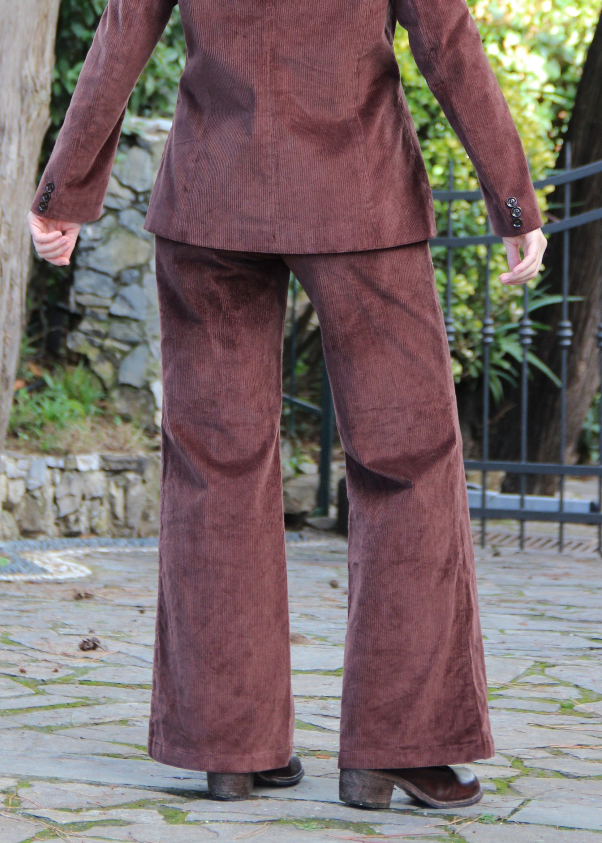 Pantaloni 1970 di IGI AMA in velluto a coste marrone, pantaloni in velluto a coste marrone con pinces anteriori. Vestibilità regolare, disponibili nelle taglie S e M, la modella è alta 170 cm e indossa la taglia S. Realizzati in India con un design elegante e versatile. Solo lavaggio a secco, stiratura a bassa temperatura, non candeggiare.