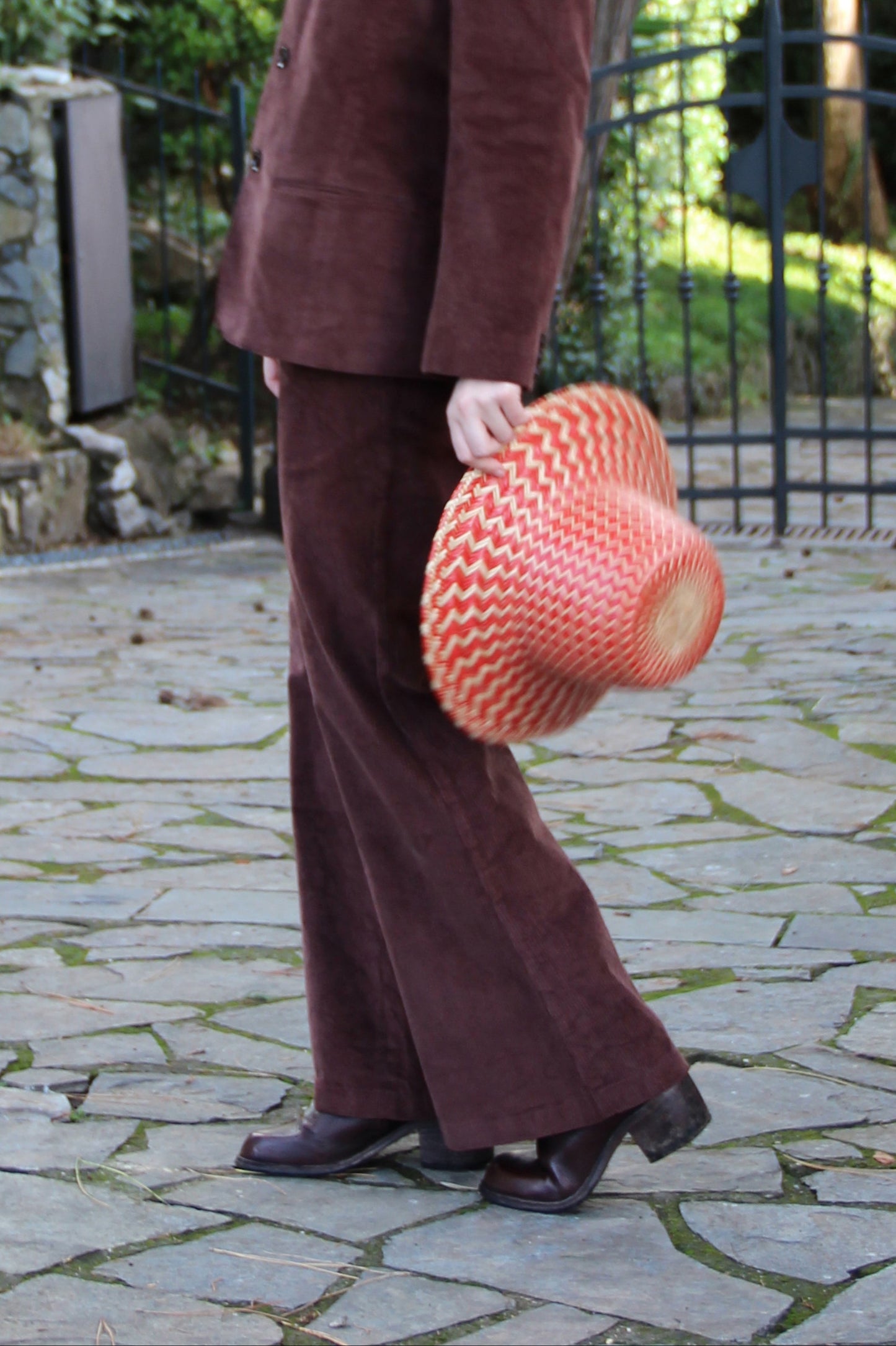 Pantaloni 1970 di IGI AMA in velluto a coste marrone, pantaloni in velluto a coste marrone con pinces anteriori. Vestibilità regolare, disponibili nelle taglie S e M, la modella è alta 170 cm e indossa la taglia S. Realizzati in India con un design elegante e versatile. Solo lavaggio a secco, stiratura a bassa temperatura, non candeggiare.