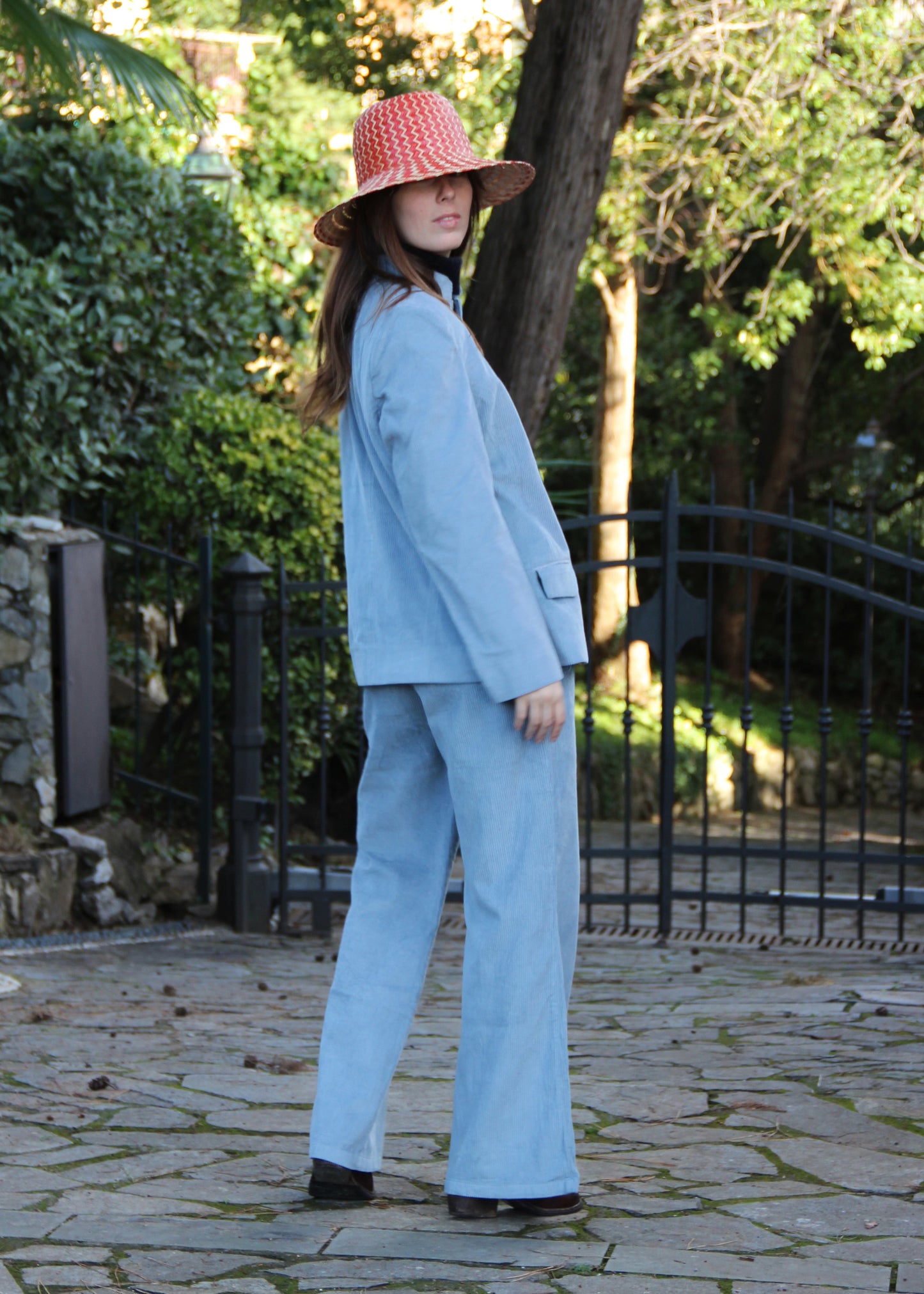 Abito in velluto a coste 1970 Suit di IGI AMA in Azul, color azzurro polvere, Completo da donna in velluto a coste blu con giacca e pantaloni. Giacca con vita aderente, spalle strutturate e collo alla coreana. Fodera in poliestere, la modella è alta 170 cm e indossa una taglia M. Pantaloni in velluto a coste con pinces anteriori, vestibilità regolare, disponibili nelle taglie M e L. Prodotto in India con un design elegante e versatile. Solo lavaggio a secco, stiratura a bassa temperatura, non candeggiare.