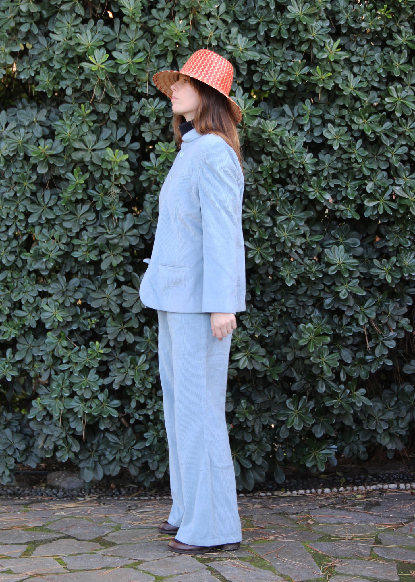 Abito in velluto a coste 1970 Suit di IGI AMA in Azul, color azzurro polvere, Completo da donna in velluto a coste blu con giacca e pantaloni. Giacca con vita aderente, spalle strutturate e collo alla coreana. Fodera in poliestere, la modella è alta 170 cm e indossa una taglia M. Pantaloni in velluto a coste con pinces anteriori, vestibilità regolare, disponibili nelle taglie M e L. Prodotto in India con un design elegante e versatile. Solo lavaggio a secco, stiratura a bassa temperatura, non candeggiare.