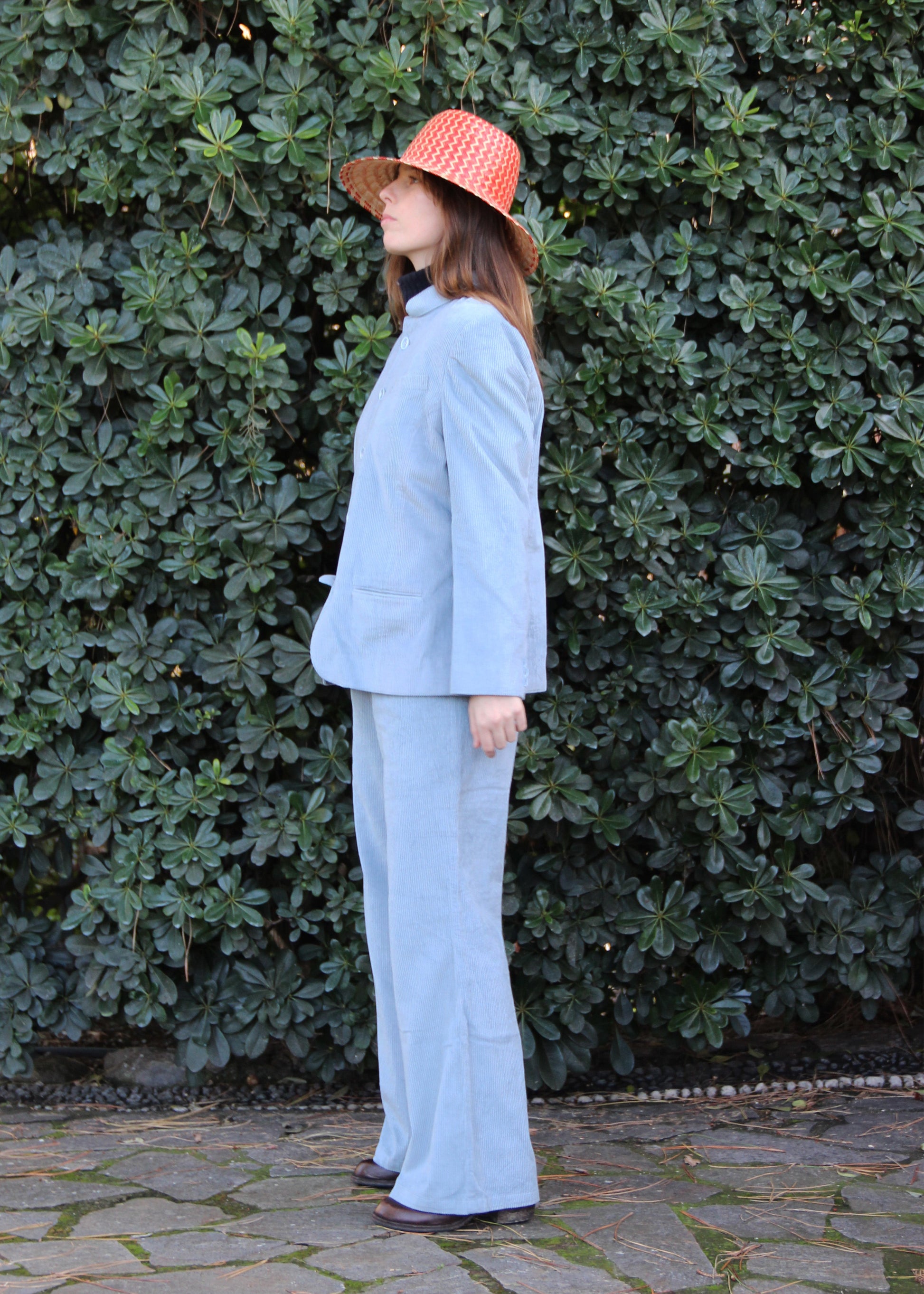 Abito in velluto a coste 1970 Suit di IGI AMA in Azul, color azzurro polvere, Completo da donna in velluto a coste blu con giacca e pantaloni. Giacca con vita aderente, spalle strutturate e collo alla coreana. Fodera in poliestere, la modella è alta 170 cm e indossa una taglia M. Pantaloni in velluto a coste con pinces anteriori, vestibilità regolare, disponibili nelle taglie M e L. Prodotto in India con un design elegante e versatile. Solo lavaggio a secco, stiratura a bassa temperatura, non candeggiare.