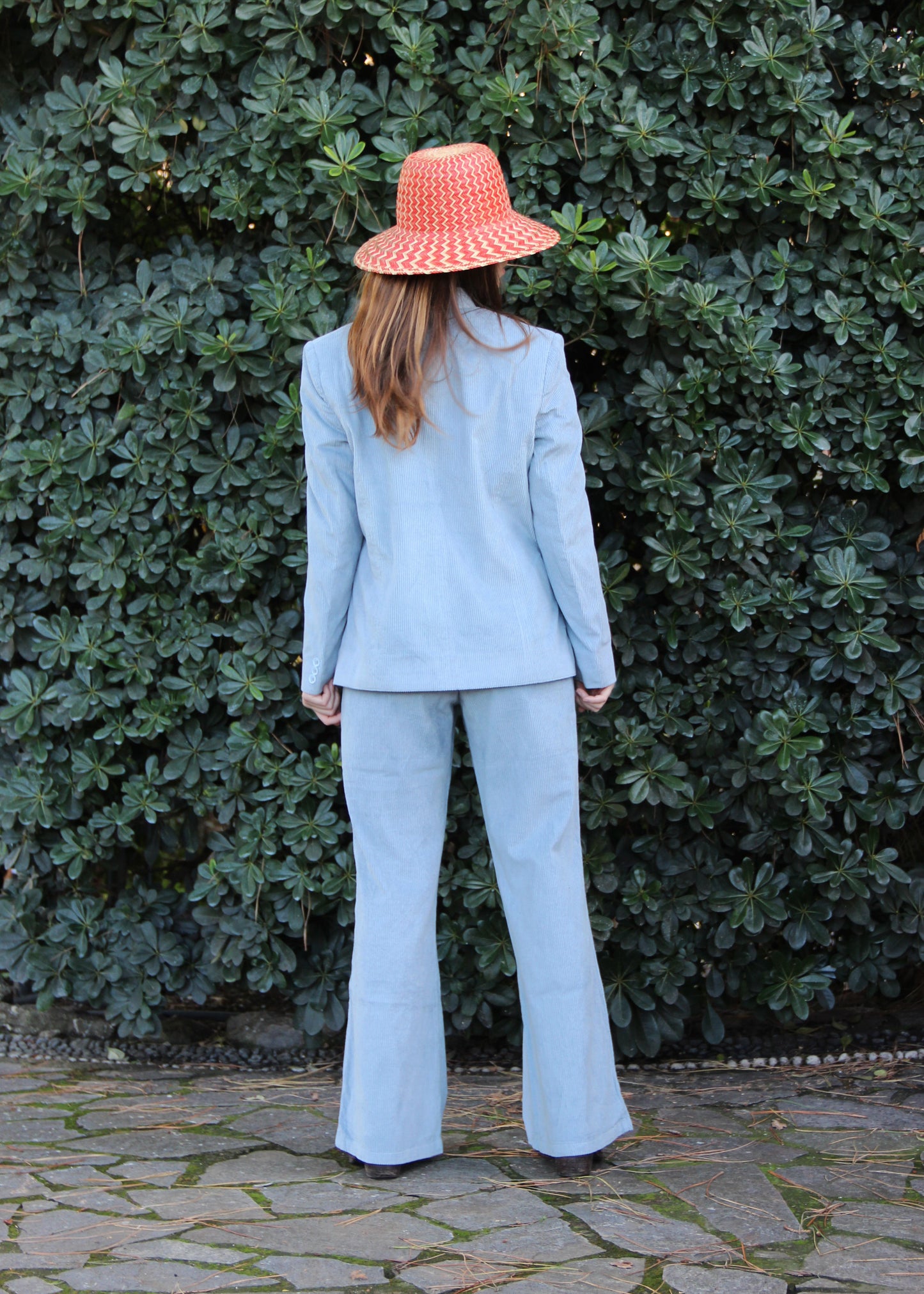 Abito in velluto a coste 1970 Suit di IGI AMA in Azul, color azzurro polvere, Completo da donna in velluto a coste blu con giacca e pantaloni. Giacca con vita aderente, spalle strutturate e collo alla coreana. Fodera in poliestere, la modella è alta 170 cm e indossa una taglia M. Pantaloni in velluto a coste con pinces anteriori, vestibilità regolare, disponibili nelle taglie M e L. Prodotto in India con un design elegante e versatile. Solo lavaggio a secco, stiratura a bassa temperatura, non candeggiare.