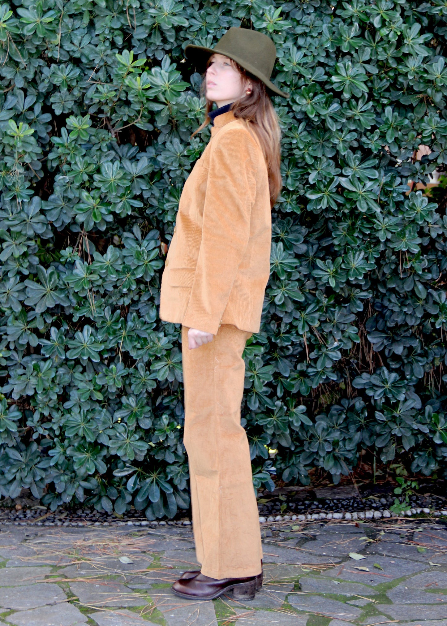 Abito in velluto a coste 1970 Suit di IGI AMA color senape, abito in velluto a coste color senape con giacca e pantaloni. Giacca con vita aderente, spalle strutturate e collo alla coreana. Fodera in poliestere, la modella è alta 170 cm e indossa una taglia S. Pantaloni in velluto a coste con pinces anteriori, vestibilità regolare, disponibili nelle taglie M e L. Prodotto in India con un design elegante e versatile. Solo lavaggio a secco, stiratura a bassa temperatura, non candeggiare.