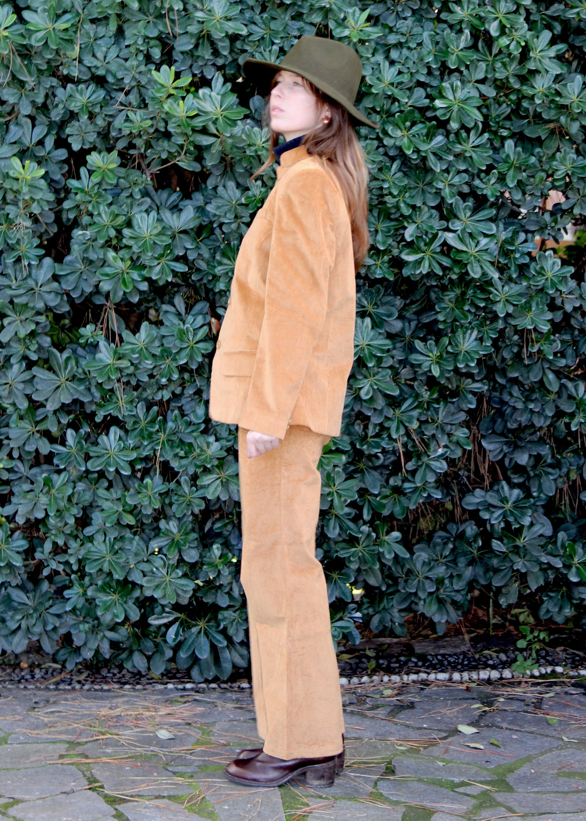 Abito in velluto a coste 1970 Suit di IGI AMA color senape, abito in velluto a coste color senape con giacca e pantaloni. Giacca con vita aderente, spalle strutturate e collo alla coreana. Fodera in poliestere, la modella è alta 170 cm e indossa una taglia S. Pantaloni in velluto a coste con pinces anteriori, vestibilità regolare, disponibili nelle taglie M e L. Prodotto in India con un design elegante e versatile. Solo lavaggio a secco, stiratura a bassa temperatura, non candeggiare.