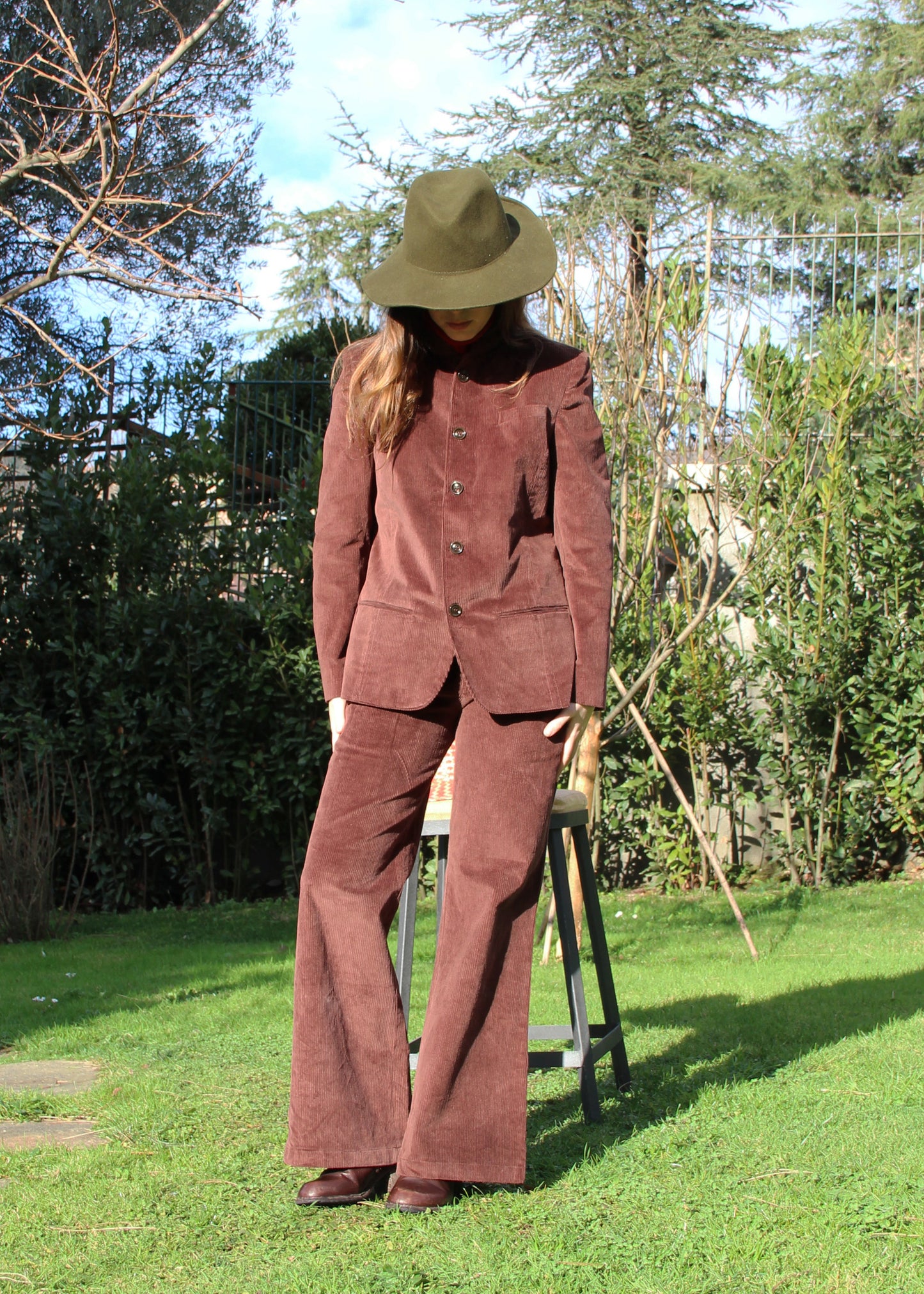 Giacca 1970 di IGI AMA in velluto a coste marrone, giacca in velluto a coste marrone con collo alla coreana, vita aderente e spalle strutturate. Fodera in poliestere. La modella è alta 170 cm e indossa una taglia S/M. Prodotto in India, con un design elegante e contemporaneo. Solo lavaggio a secco, stiratura a bassa temperatura, non candeggiare.