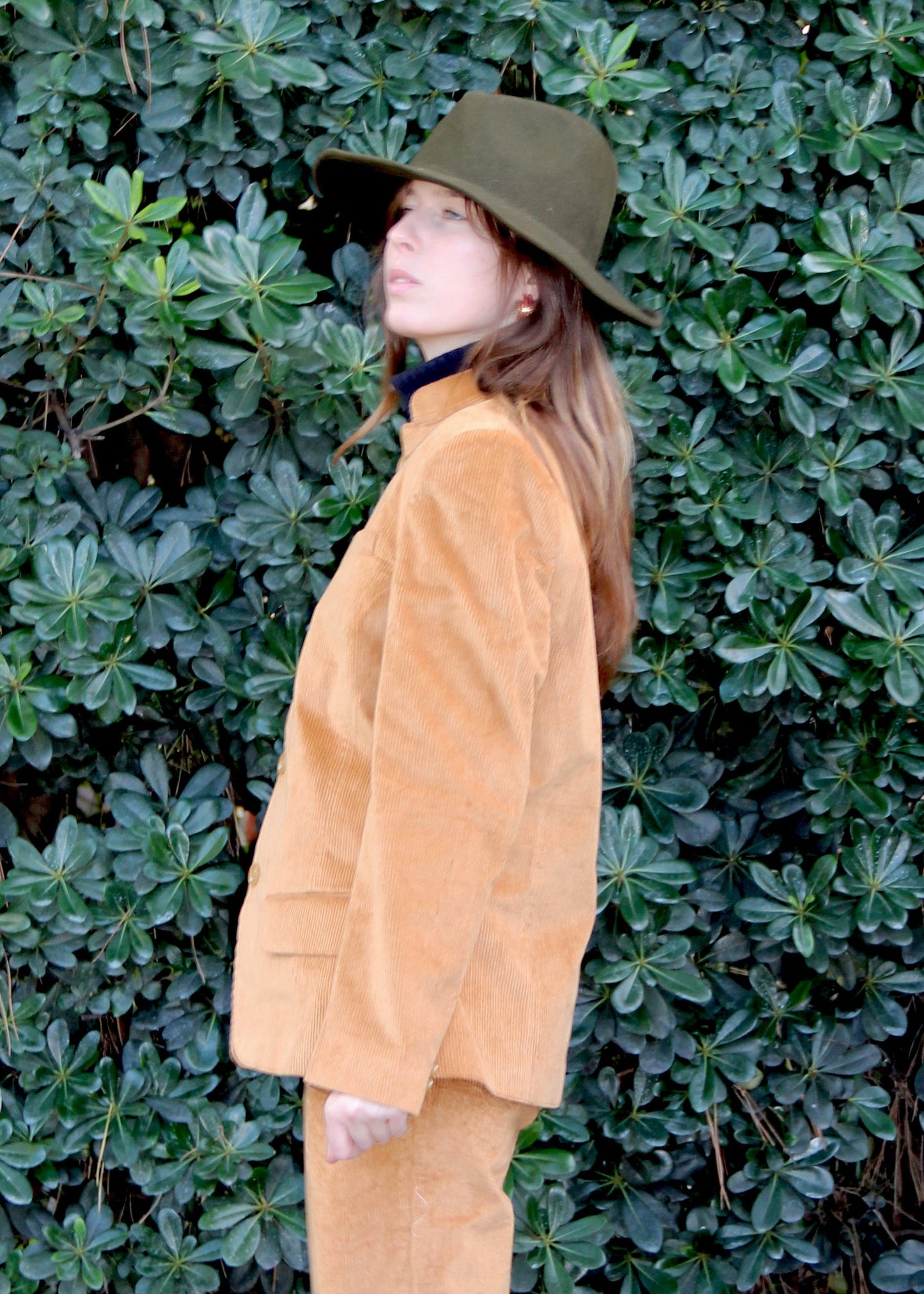 1970 Vest in Mustard Corduroy, mustard corduroy jacket with mandarin collar, fitted waist and structured shoulders. Polyester lining. Model is 170 cm and is wearing size S/M. Made in India, with an elegant and contemporary design. Dry clean only, iron on low heat, do not bleach.