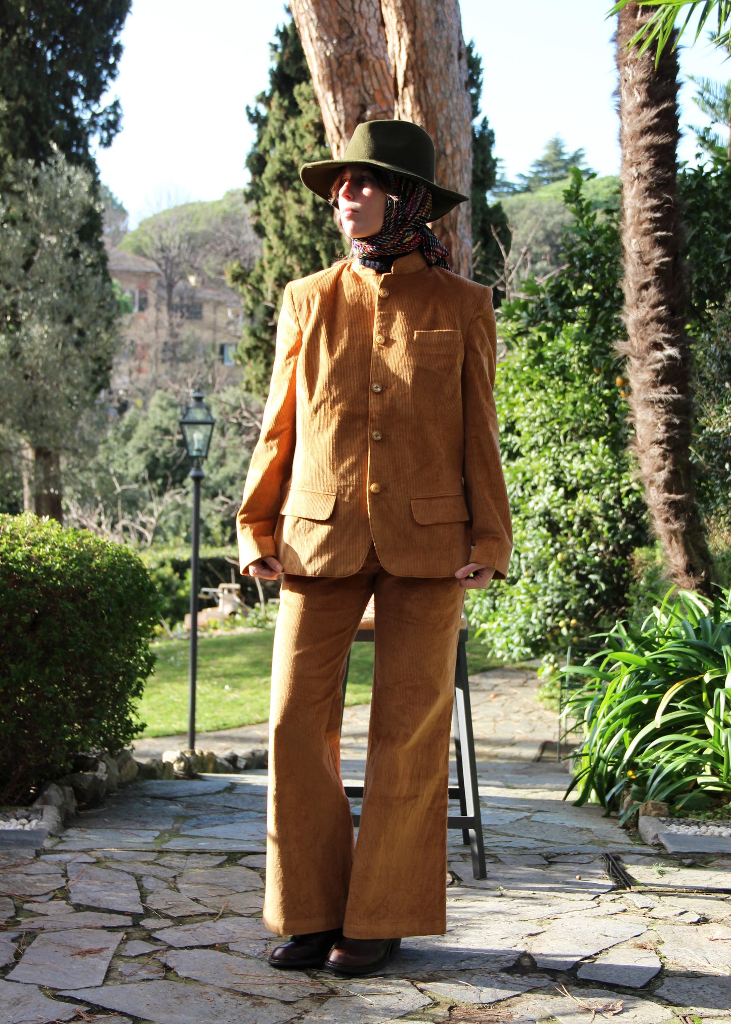 1970 Vest in Mustard Corduroy, mustard corduroy jacket with mandarin collar, fitted waist and structured shoulders. Polyester lining. Model is 170 cm and is wearing size S/M. Made in India, with an elegant and contemporary design. Dry clean only, iron on low heat, do not bleach.