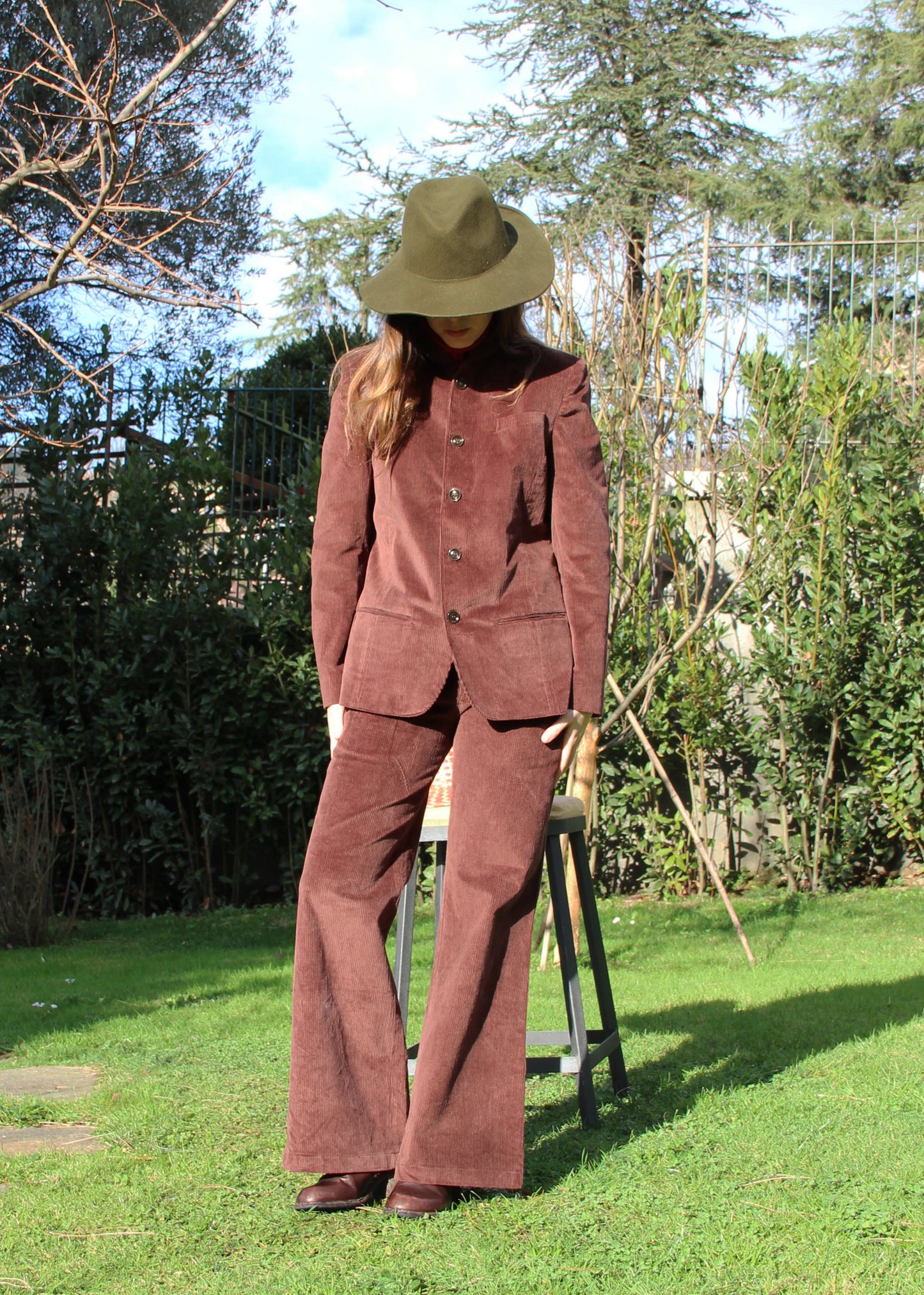 Pantaloni 1970 di IGI AMA in velluto a coste marrone, pantaloni in velluto a coste marrone con pinces anteriori. Vestibilità regolare, disponibili nelle taglie S e M, la modella è alta 170 cm e indossa la taglia S. Realizzati in India con un design elegante e versatile. Solo lavaggio a secco, stiratura a bassa temperatura, non candeggiare.