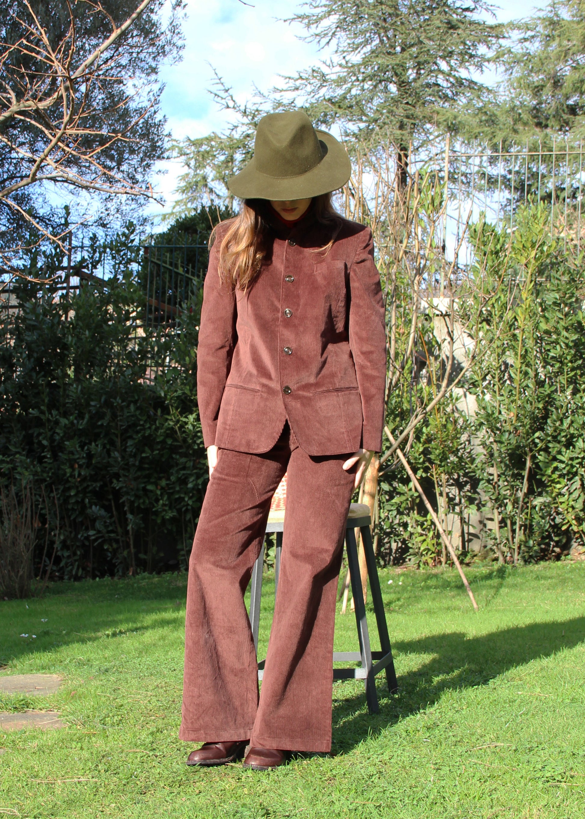 Pantaloni 1970 di IGI AMA in velluto a coste marrone, pantaloni in velluto a coste marrone con pinces anteriori. Vestibilità regolare, disponibili nelle taglie S e M, la modella è alta 170 cm e indossa la taglia S. Realizzati in India con un design elegante e versatile. Solo lavaggio a secco, stiratura a bassa temperatura, non candeggiare.
