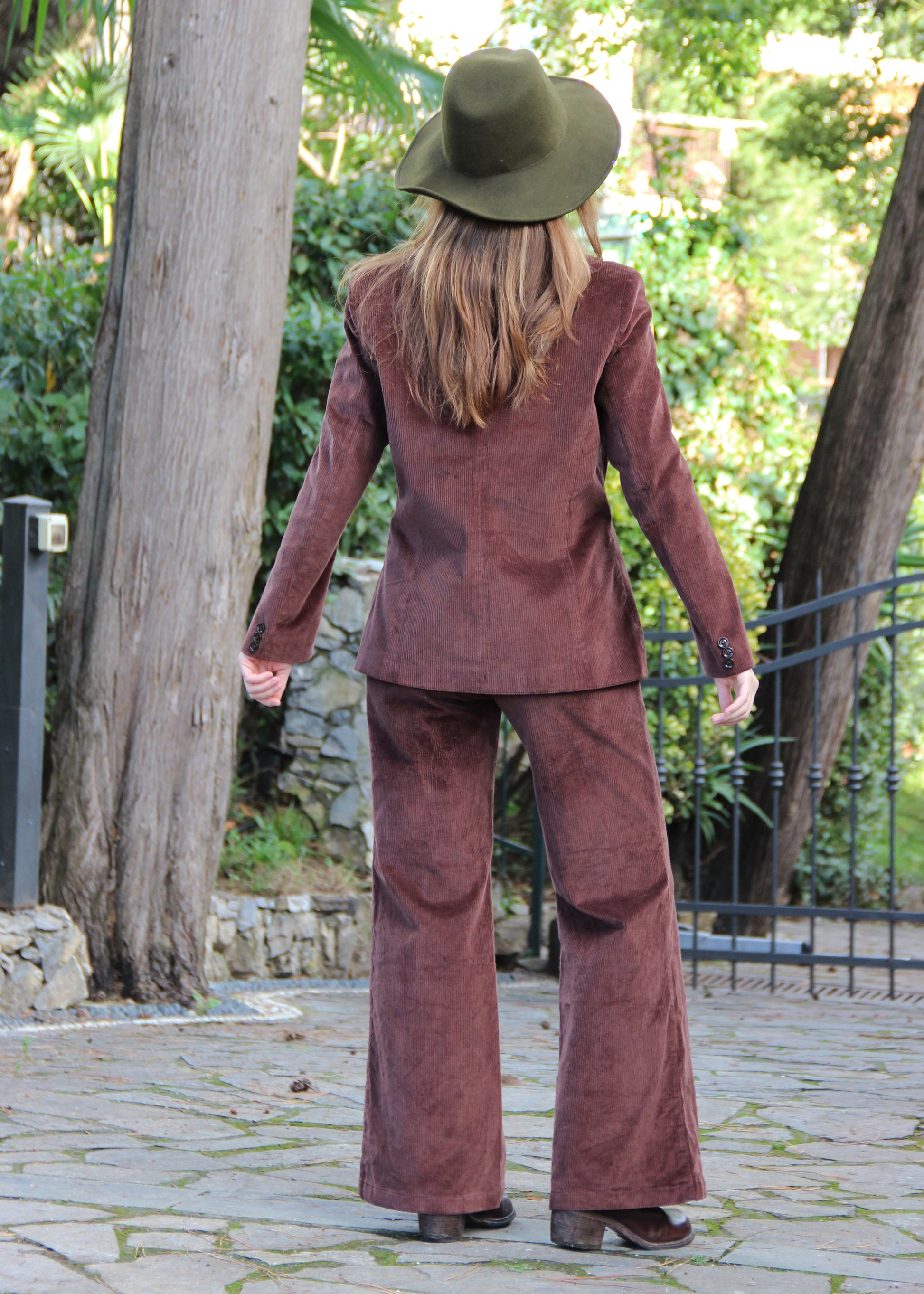 Abito in velluto a coste marrone 1970 Suit di IGI AMA, abito in velluto a coste marrone con giacca e pantaloni. Giacca con vita aderente, spalle strutturate e collo alla coreana. Fodera in poliestere, la modella è alta 170 cm e indossa una taglia S. Pantaloni in velluto a coste con pinces anteriori, vestibilità regolare, disponibili nelle taglie M e L. Prodotto in India con un design elegante e versatile. Solo lavaggio a secco, stiratura a bassa temperatura, non candeggiare.