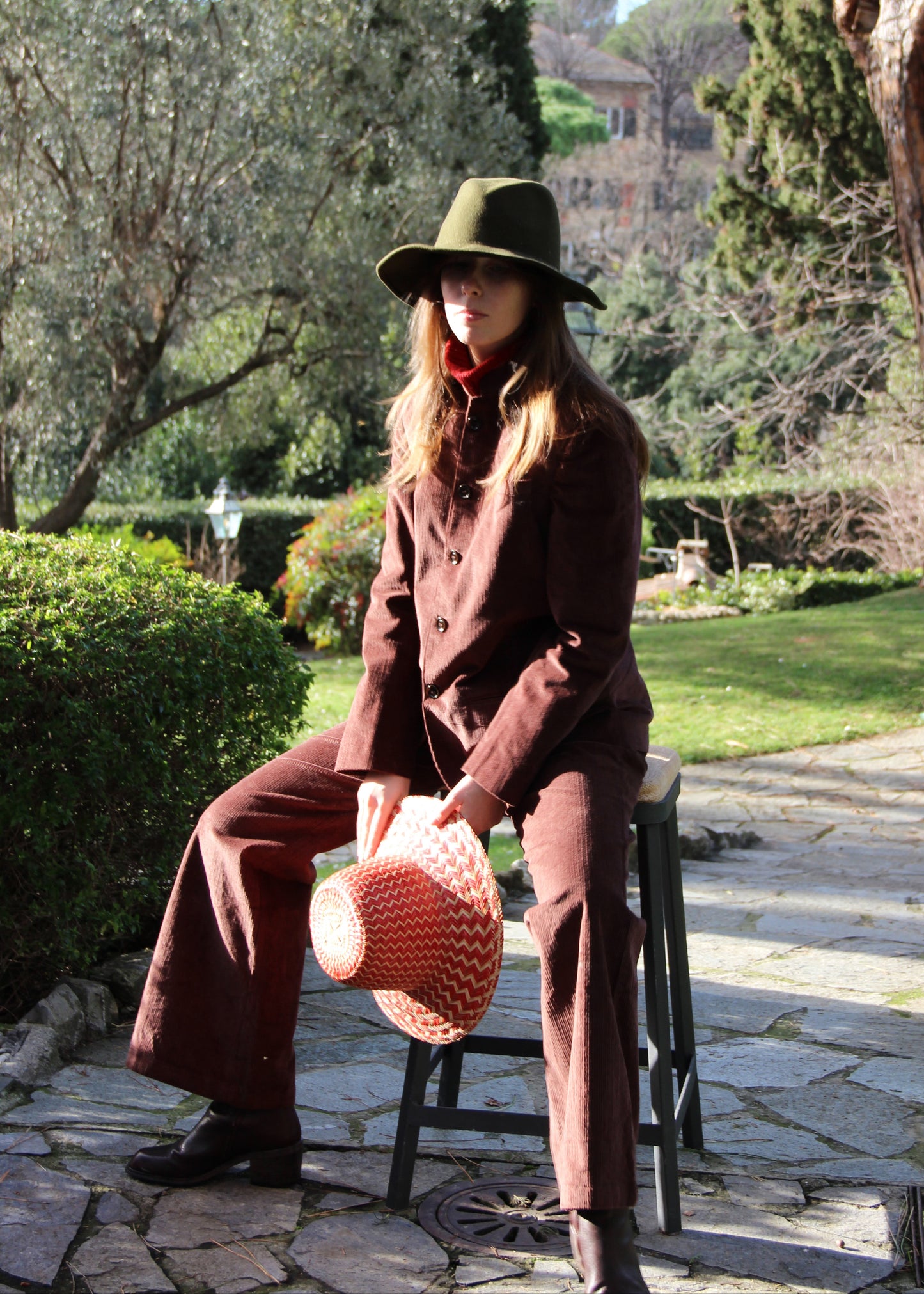 Abito in velluto a coste marrone 1970 Suit di IGI AMA, completo in velluto a coste marrone con giacca e pantaloni. Giacca con vita aderente, spalle strutturate e collo alla coreana. Fodera in poliestere, la modella è alta 170 cm e indossa una taglia S. Pantaloni in velluto a coste con pinces anteriori, vestibilità regolare, disponibili nelle taglie M e L. Prodotto in India con un design elegante e versatile. Solo lavaggio a secco, stiratura a bassa temperatura, non candeggiare.