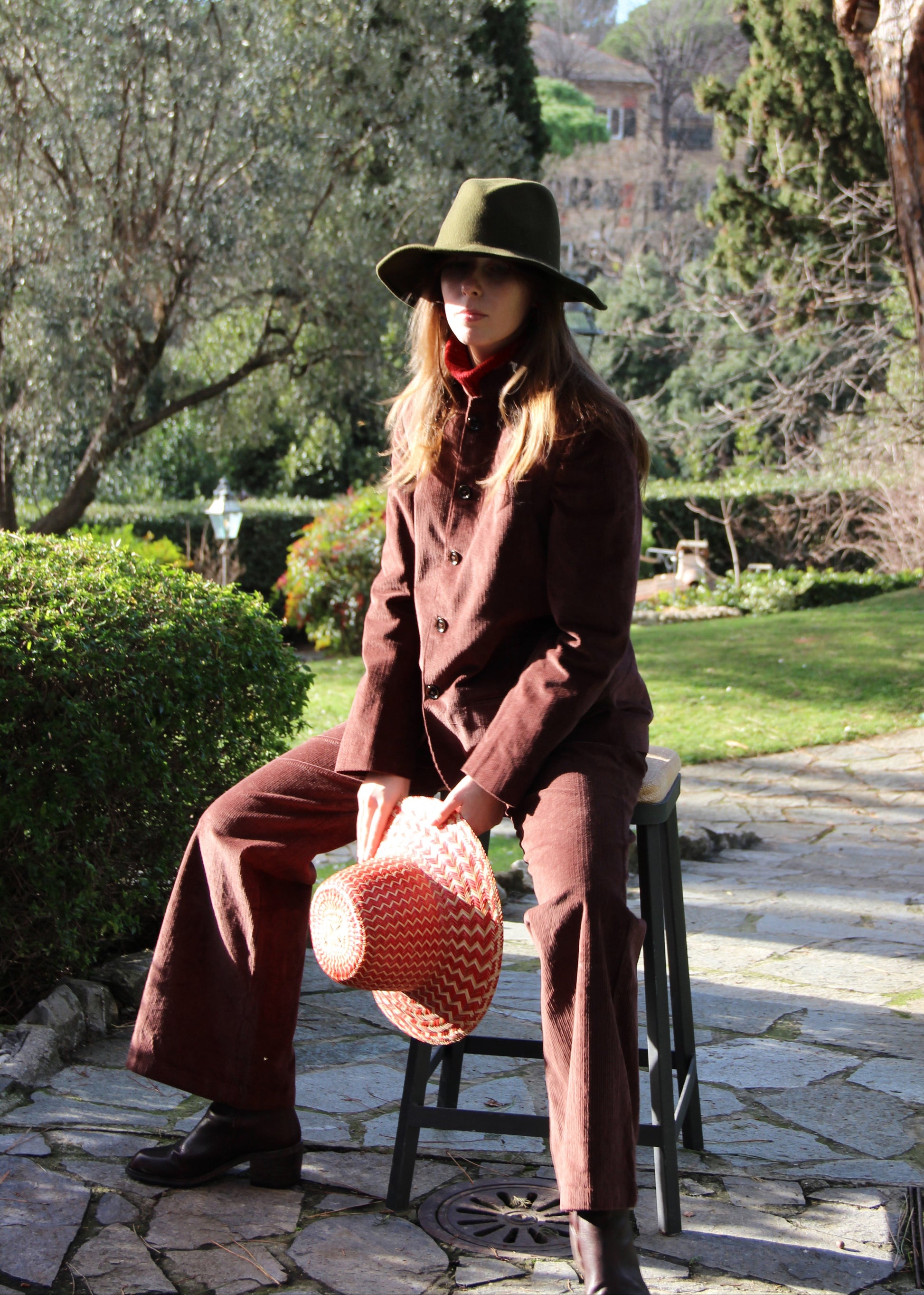 Abito in velluto a coste marrone 1970 Suit di IGI AMA, completo in velluto a coste marrone con giacca e pantaloni. Giacca con vita aderente, spalle strutturate e collo alla coreana. Fodera in poliestere, la modella è alta 170 cm e indossa una taglia S. Pantaloni in velluto a coste con pinces anteriori, vestibilità regolare, disponibili nelle taglie M e L. Prodotto in India con un design elegante e versatile. Solo lavaggio a secco, stiratura a bassa temperatura, non candeggiare.