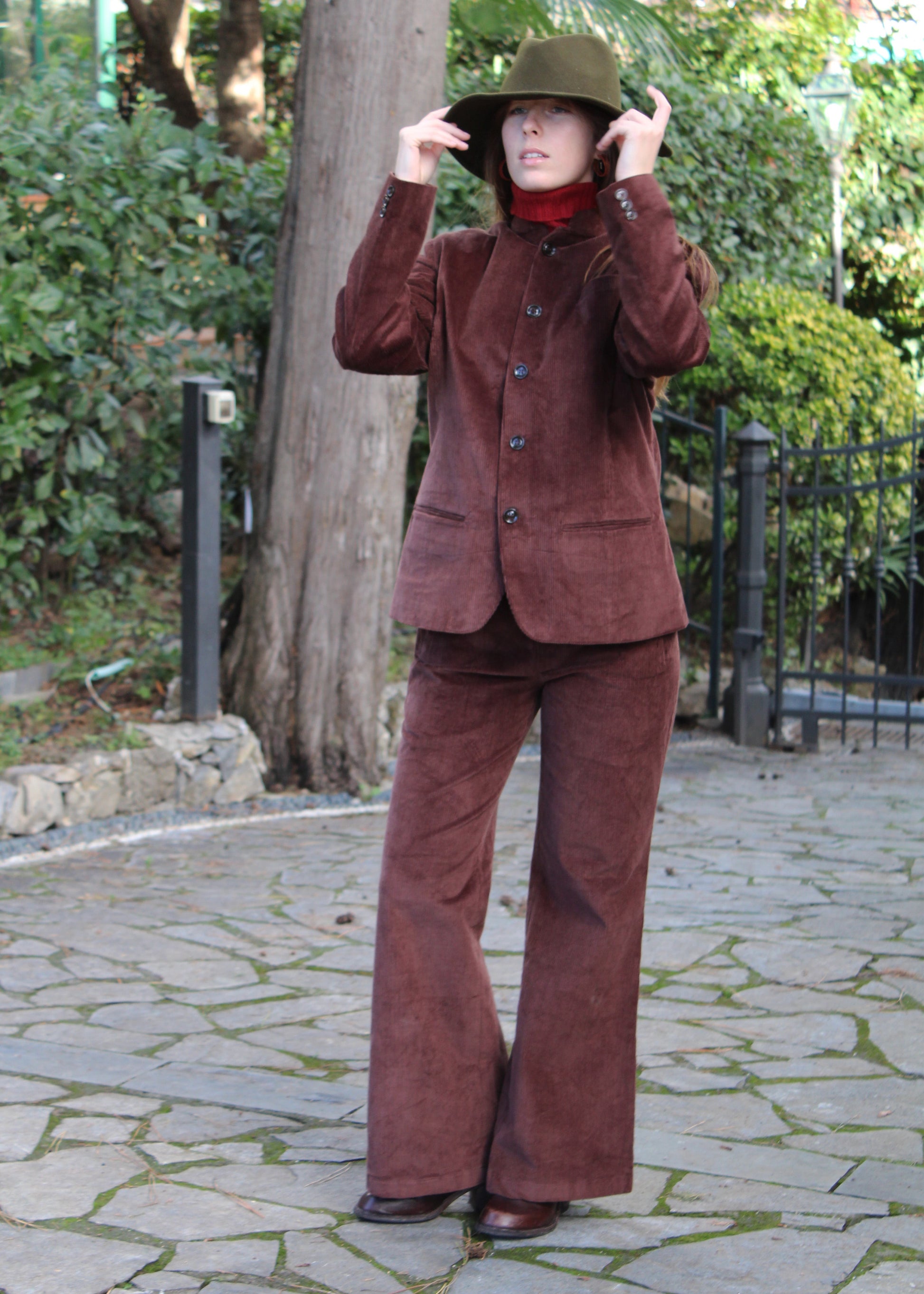 Abito in velluto a coste marrone 1970 Suit di IGI AMA, abito in velluto a coste marrone con giacca e pantaloni. Giacca con vita aderente, spalle strutturate e collo alla coreana. Fodera in poliestere, la modella è alta 170 cm e indossa una taglia S. Pantaloni in velluto a coste con pinces anteriori, vestibilità regolare, disponibili nelle taglie M e L. Prodotto in India con un design elegante e versatile. Solo lavaggio a secco, stiratura a bassa temperatura, non candeggiare.