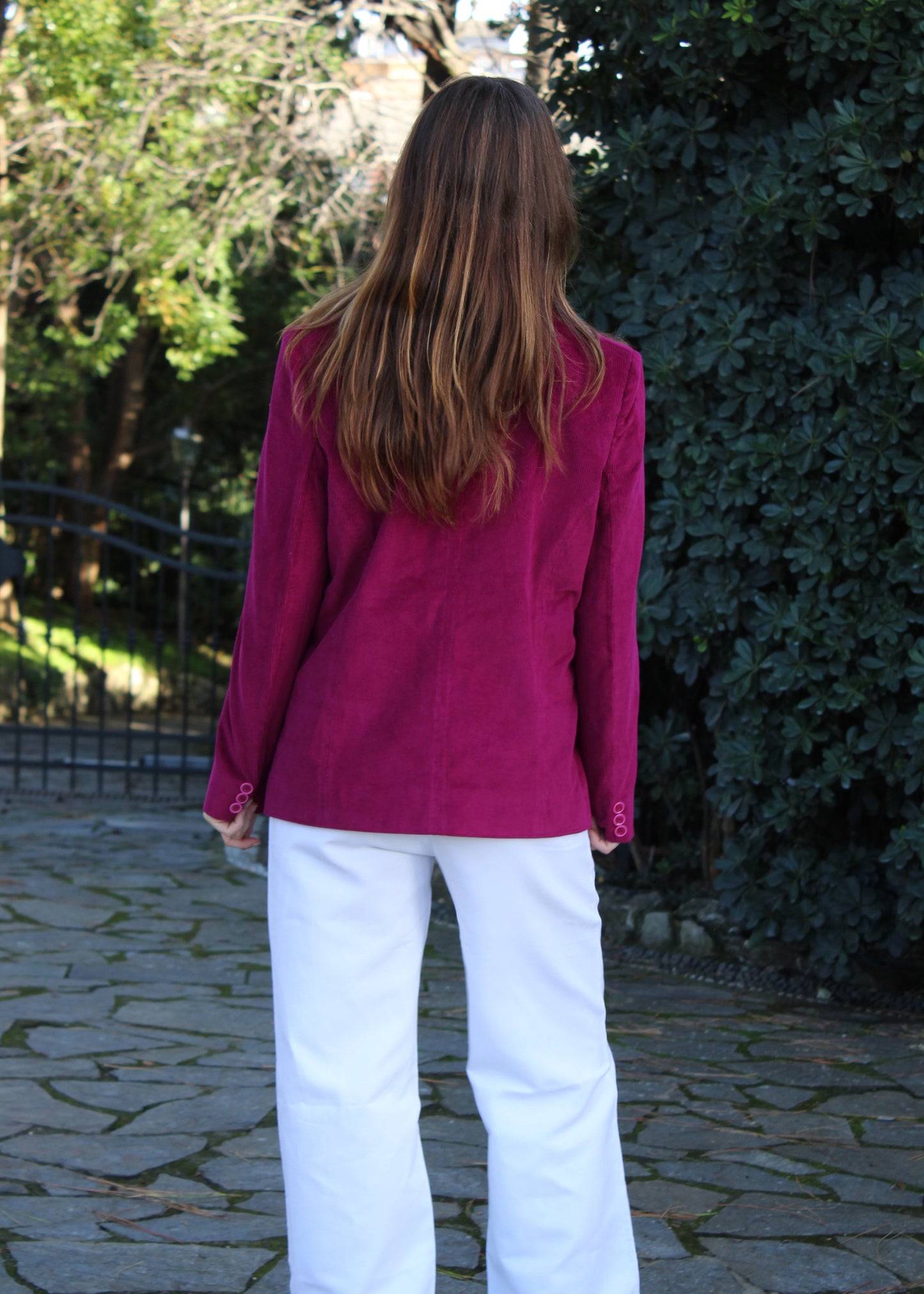 1970 Vest in velluto a coste viola di IGI Ama, giacca viola con collo mandarina a motivo, vita sfiancata e spalle strutturate. Fodera in poliestere. La modella è alta 170 cm e indossa la taglia M/L. Prodotto in India, con un design elegante e contemporaneo. Lavare a secco, stirare a bassa temperatura, non candeggiare.