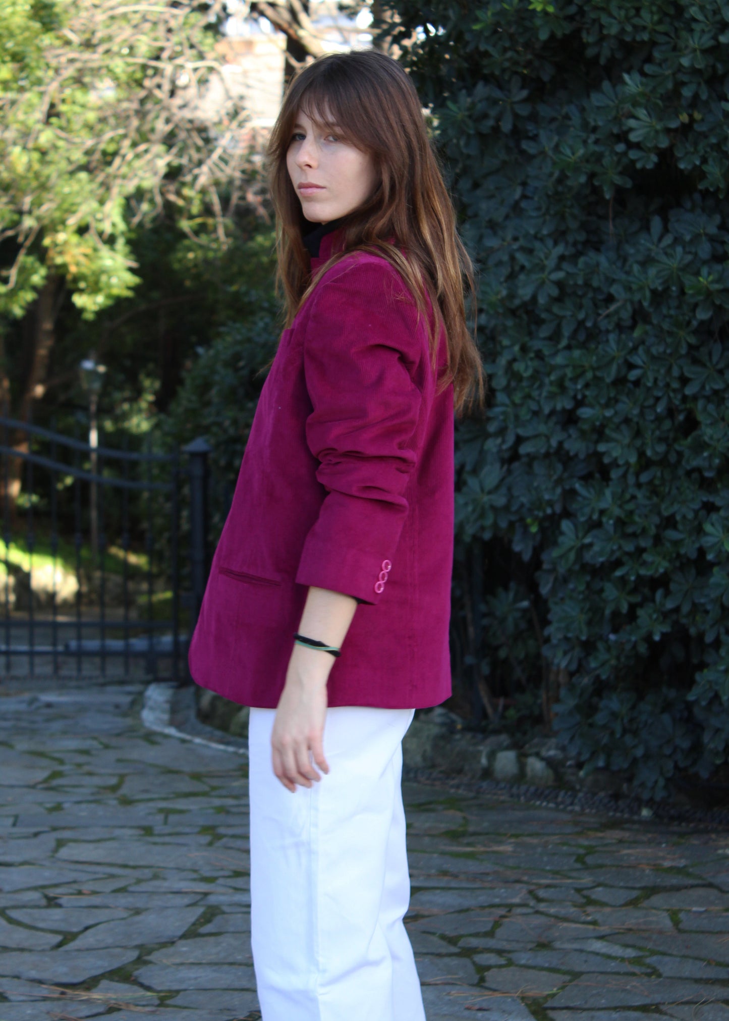 1970 Vest in velluto a coste viola di IGI Ama, giacca viola con collo mandarina a motivo, vita sfiancata e spalle strutturate. Fodera in poliestere. La modella è alta 170 cm e indossa la taglia M/L. Prodotto in India, con un design elegante e contemporaneo. Lavare a secco, stirare a bassa temperatura, non candeggiare.