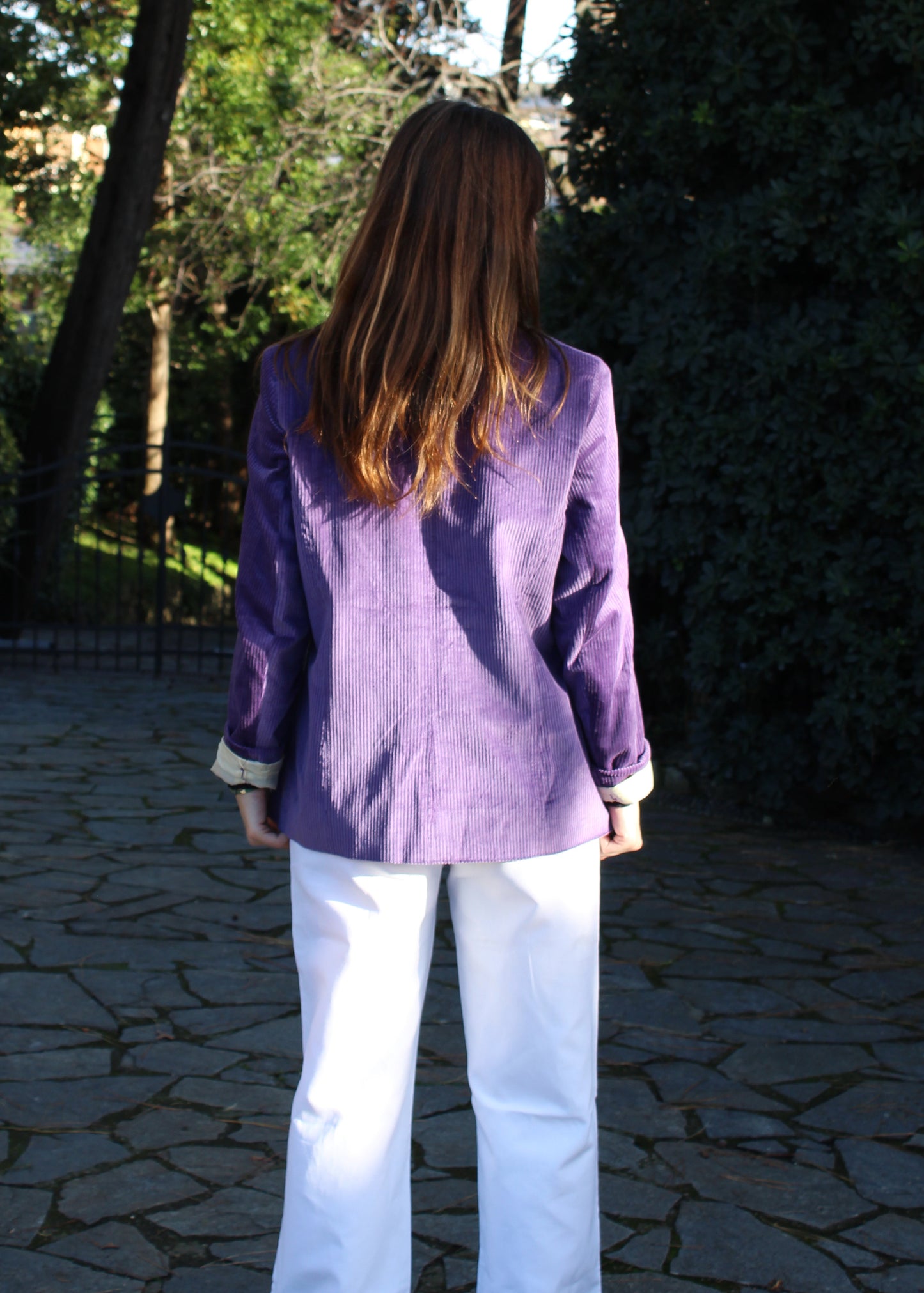 1970 Vest in velluto a coste viola di IGI Ama, giacca viola con fodera bianca. Realizzata in velluto a coste con fodera in poliestere, vita sfiancata e spalle strutturate. Collo alla coreana. Il modello è alto 170 cm e indossa la taglia M/L. Prodotto in India. Lavare a secco, stirare a bassa temperatura, non candeggiare.