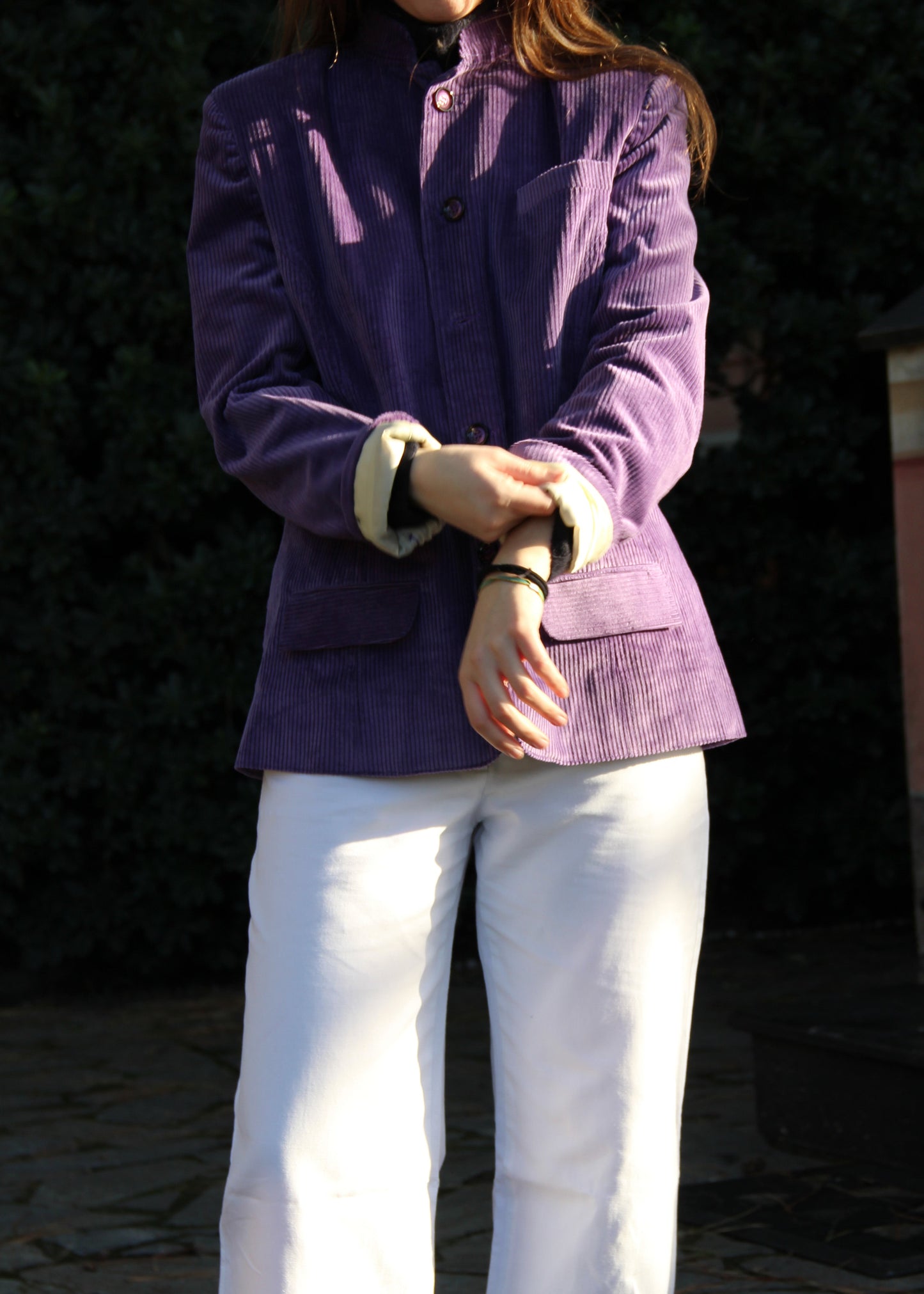 1970 Vest in velluto a coste viola di IGI Ama, giacca viola con fodera bianca. Realizzata in velluto a coste con fodera in poliestere, vita sfiancata e spalle strutturate. Collo alla coreana. Il modello è alto 170 cm e indossa la taglia M/L. Prodotto in India. Lavare a secco, stirare a bassa temperatura, non candeggiare.