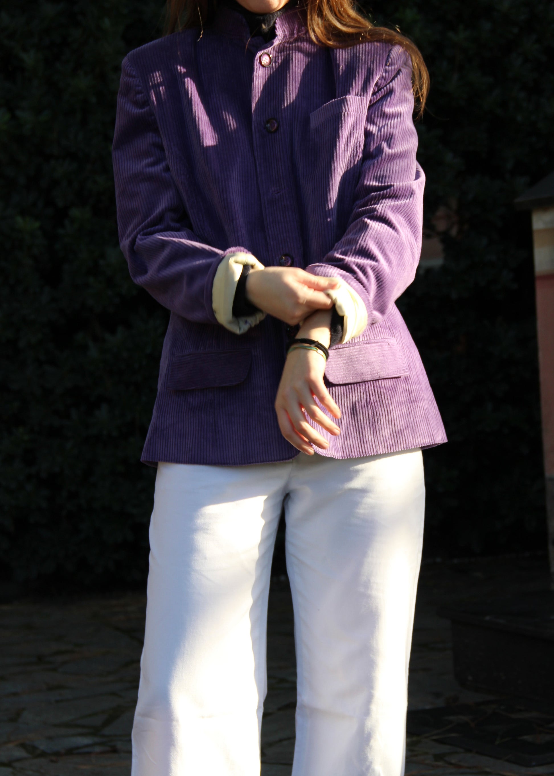 1970 Vest in velluto a coste viola di IGI Ama, giacca viola con fodera bianca. Realizzata in velluto a coste con fodera in poliestere, vita sfiancata e spalle strutturate. Collo alla coreana. Il modello è alto 170 cm e indossa la taglia M/L. Prodotto in India. Lavare a secco, stirare a bassa temperatura, non candeggiare.