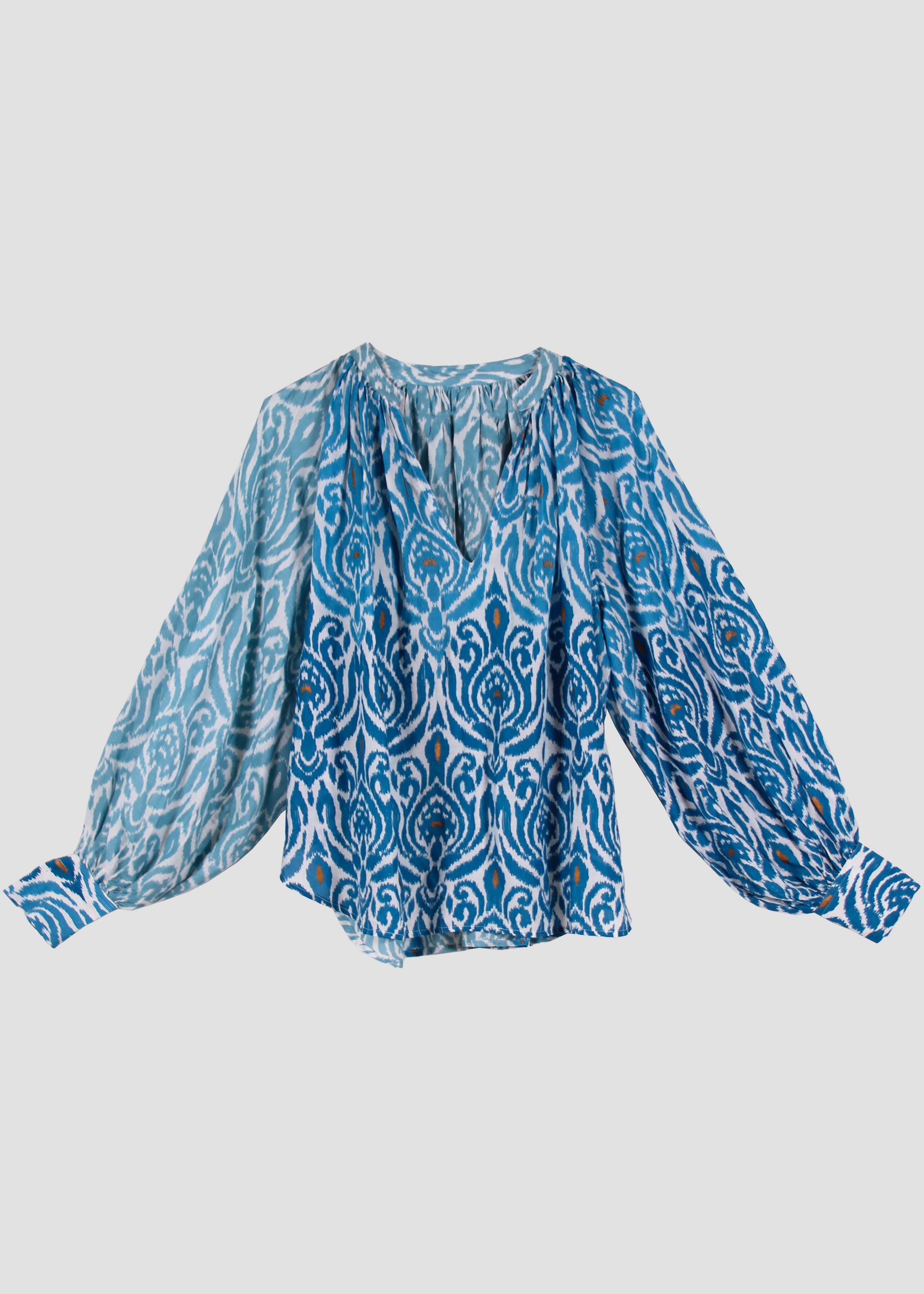 Camicia Loto leggera da donna in viscosa e cotone con fantasia Ikat o tinta unita, maniche a sbuffo e bottoni in madreperla – vestibilità morbida, prodotta artigianalmente in India.