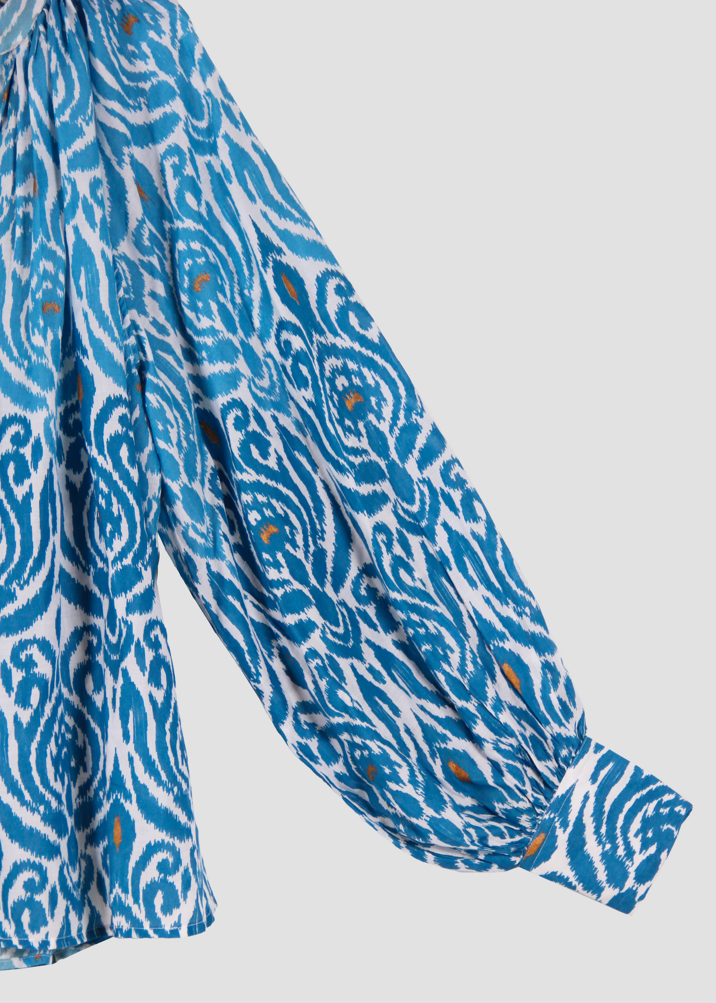 Camicia Loto leggera da donna in viscosa e cotone con fantasia Ikat o tinta unita, maniche a sbuffo e bottoni in madreperla – vestibilità morbida, prodotta artigianalmente in India.