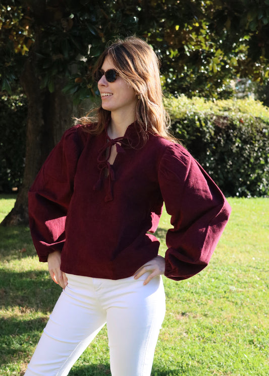 IGI AMA Anna Lace Shirt – Blusa in velluto Corduroy 100% con scollo a lacci e maniche lunghe con elastico al polso. Vestibilità comoda, taglia unica. Prodotta in India, lavabile in lavatrice a 30°C e stirabile a bassa temperatura.