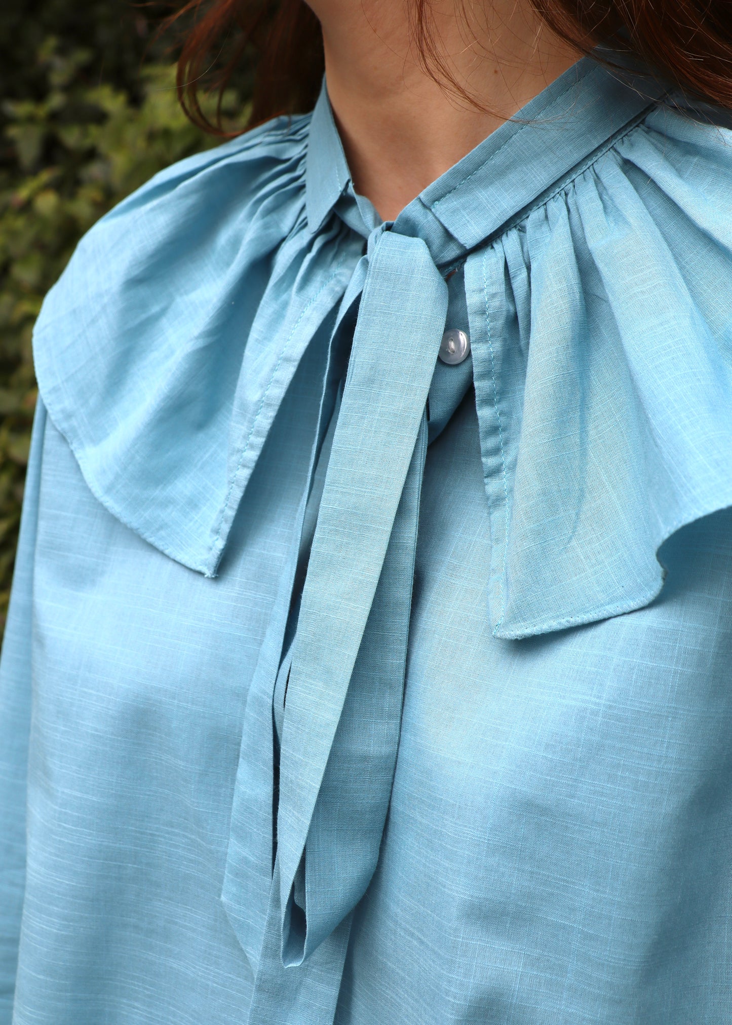 Camicia Ariel blouse Igiama azzurra in 100% cotone, con colletto con fiocco e maniche lunghe, taglia unica S-L, prodotta in India.