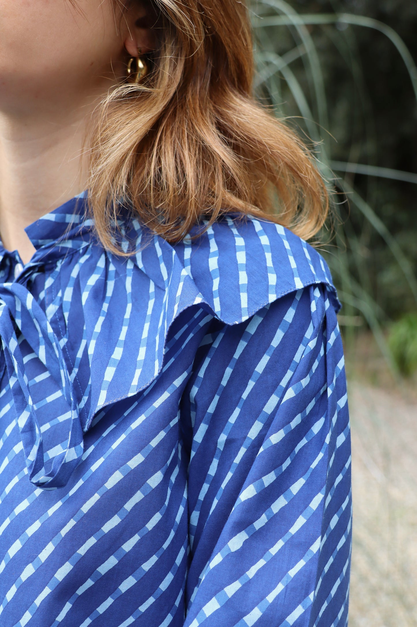 Camicia Ariel blouse Igiama a fantasia blu in 100% cotone, con colletto con fiocco e maniche lunghe, taglia unica S-L, prodotta in India.