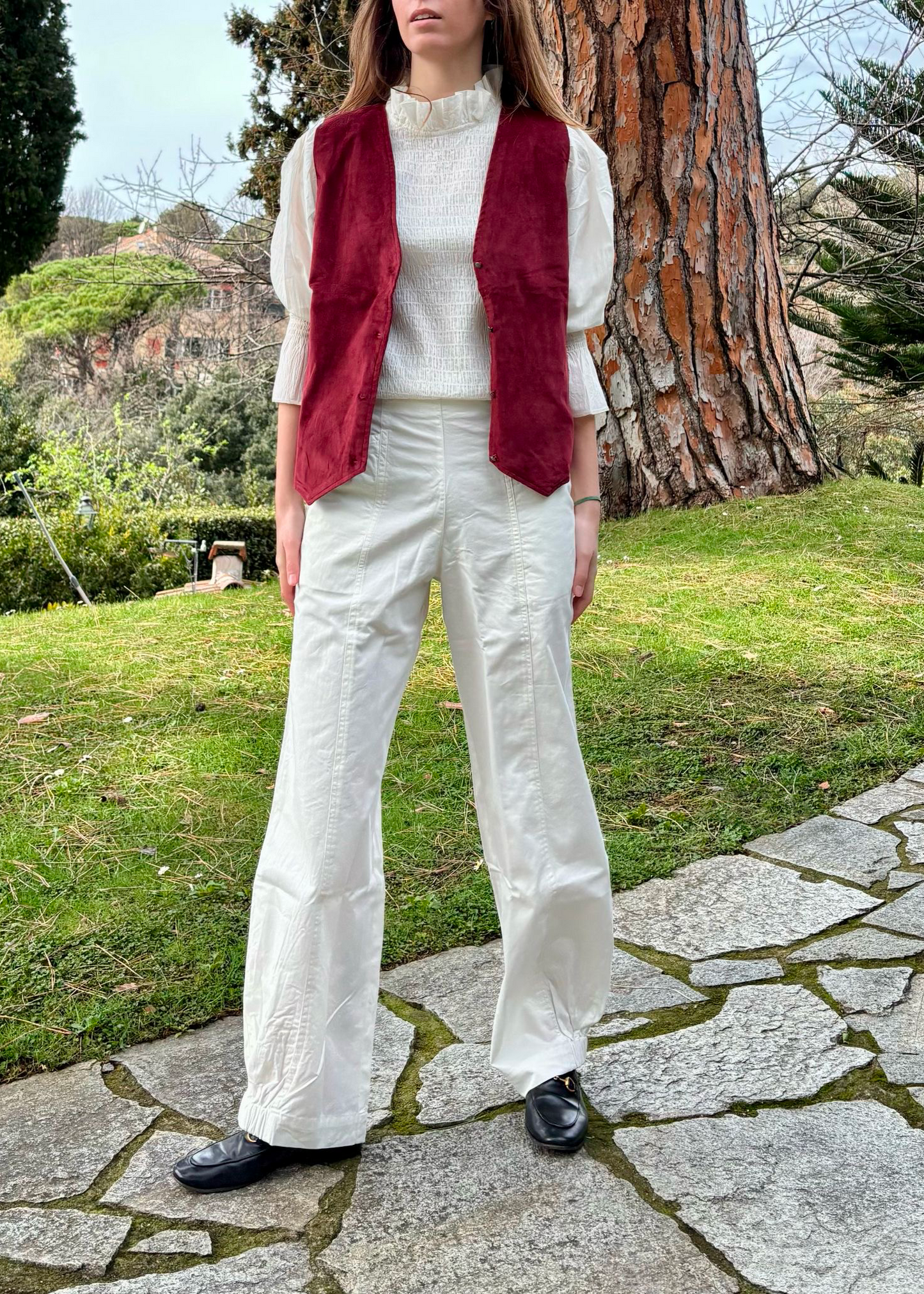 Balloon Pants in cotone denim bianco di Igi Ama sono realizzati al 100% in cotone, garantiscono una vestibilità regolare e si adattano facilmente a diverse corporature grazie all'elastico posteriore. Dotati di due tasche frontali, questi pantaloni uniscono funzionalità e design minimalista. La modella, alta 170 cm, indossa la taglia unica, pensata per offrire il massimo comfort. Prodotto in India, questo capo riflette la qualità dei materiali e l’attenzione ai dettagli.