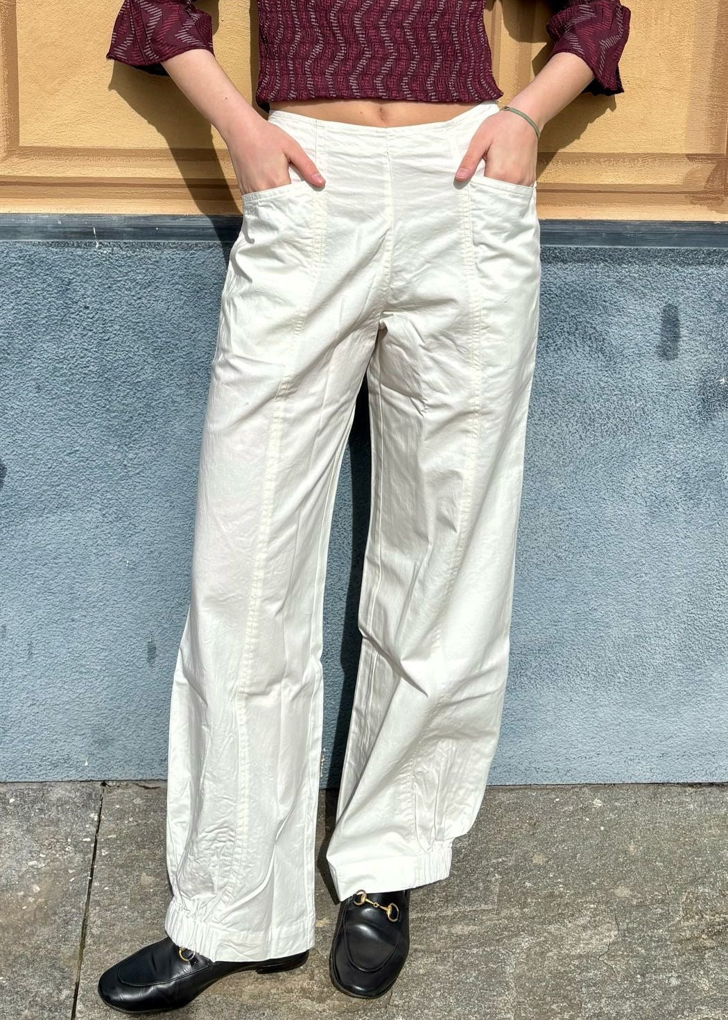 Balloon Pants in cotone denim bianco di Igi Ama sono realizzati al 100% in cotone, garantiscono una vestibilità regolare e si adattano facilmente a diverse corporature grazie all'elastico posteriore. Dotati di due tasche frontali, questi pantaloni uniscono funzionalità e design minimalista. La modella, alta 170 cm, indossa la taglia unica, pensata per offrire il massimo comfort. Prodotto in India, questo capo riflette la qualità dei materiali e l’attenzione ai dettagli.