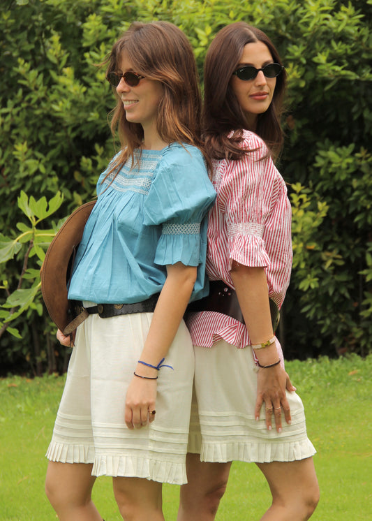 Blusa donna Diana Shirt red stripes in 100% cotone con motivo a righe rosse e dettaglio arricciato, stile boho chic estivo, taglia unica.