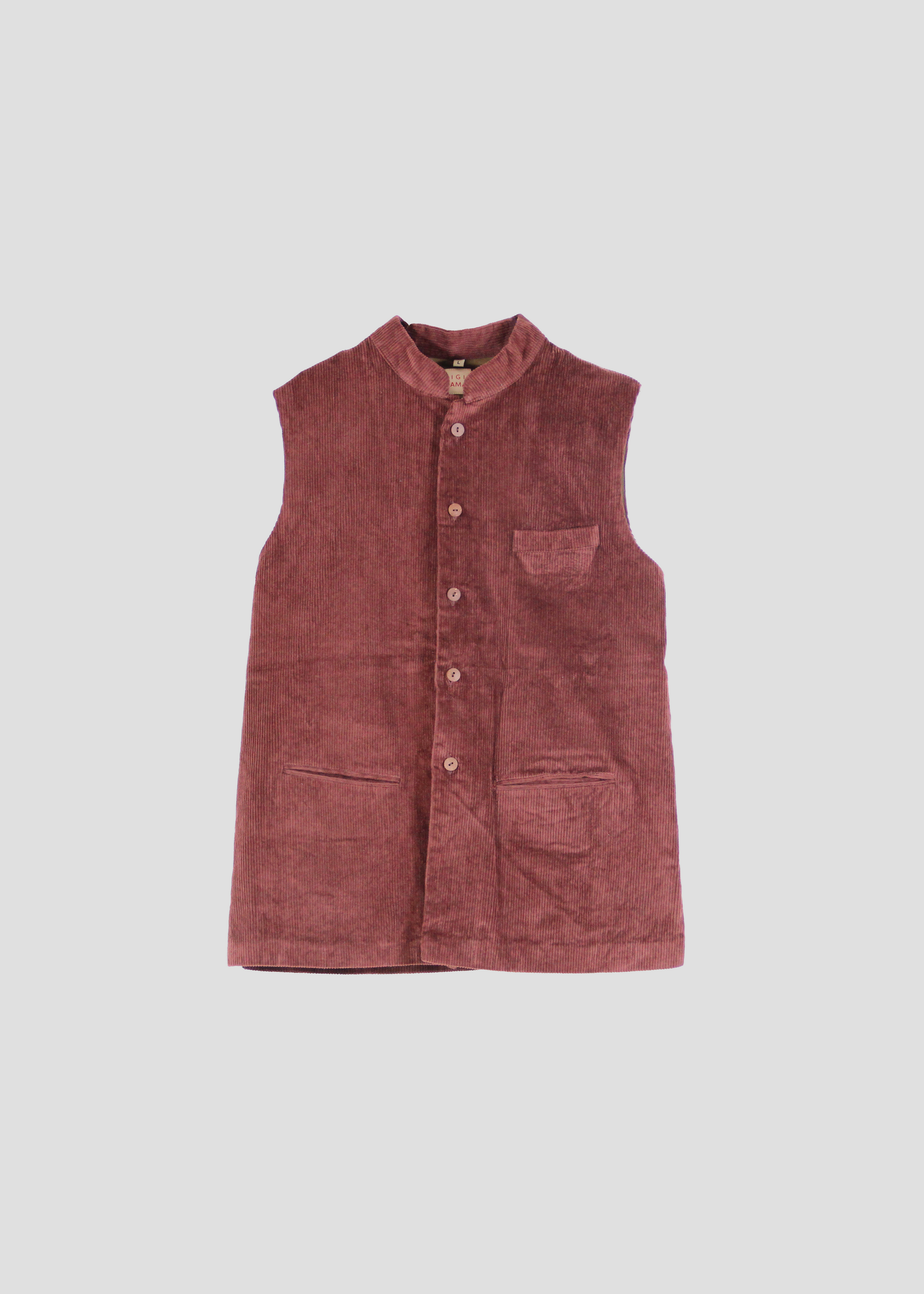 Gilet Hunting in velluto a coste marrone bruciato di IGI Ama, gilet da uomo con fodera verde. Realizzato in velluto a coste con fodera in cotone. Collo alla coreana. Prodotto in India. Lavare a secco, stirare a bassa temperatura, non candeggiare.