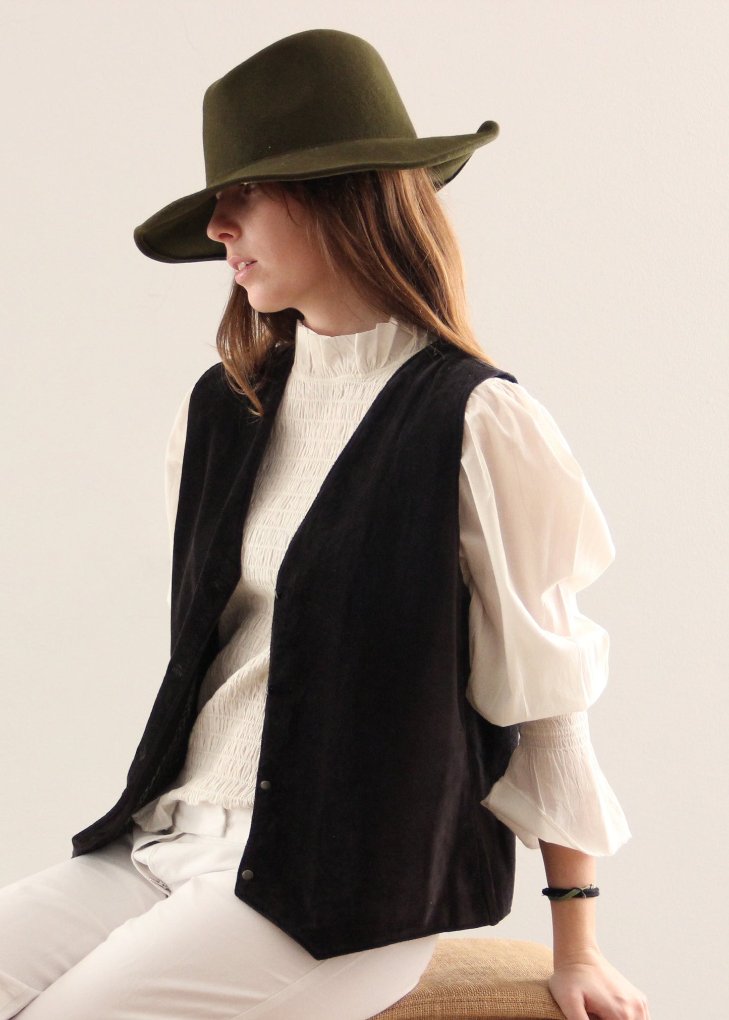 Gilet Polo in velluto nero di IGI AMA, gilet in velluto nero con fodera a fantasia zebra. Realizzato in India con fodera a fantasia 100% cotone. Taglia unica (torace 50 cm per lato, lunghezza 60 cm, ascella 26 cm). Stile elegante con un tocco boho chic. Solo lavaggio a secco, stirare a bassa temperatura, non candeggiare.