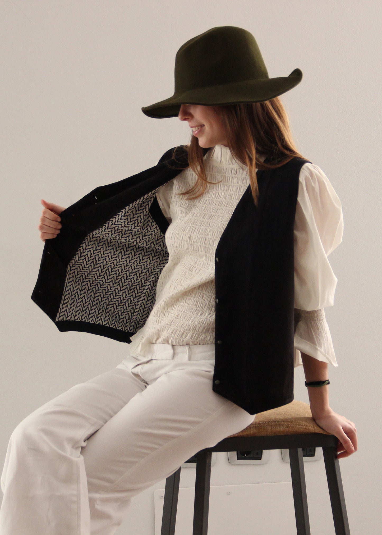 Gilet Polo in velluto nero di IGI AMA, gilet in velluto nero con fodera a fantasia zebra. Realizzato in India con fodera a fantasia 100% cotone. Taglia unica (torace 50 cm per lato, lunghezza 60 cm, ascella 26 cm). Stile elegante con un tocco boho chic. Solo lavaggio a secco, stirare a bassa temperatura, non candeggiare.