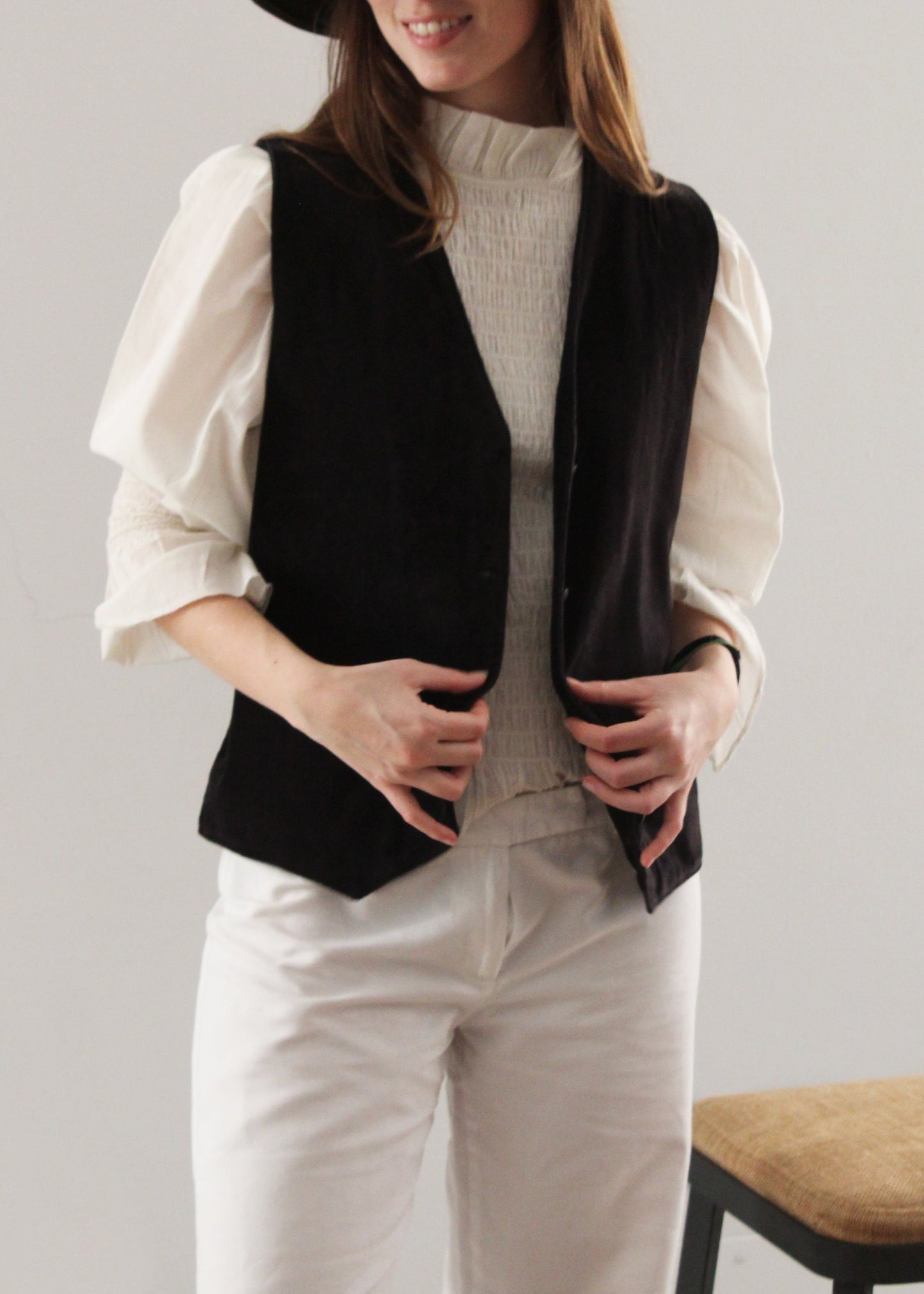 Gilet Polo in velluto nero di IGI AMA, gilet in velluto nero con fodera a fantasia zebra. Realizzato in India con fodera a fantasia 100% cotone. Taglia unica (torace 50 cm per lato, lunghezza 60 cm, ascella 26 cm). Stile elegante con un tocco boho chic. Solo lavaggio a secco, stirare a bassa temperatura, non candeggiare.