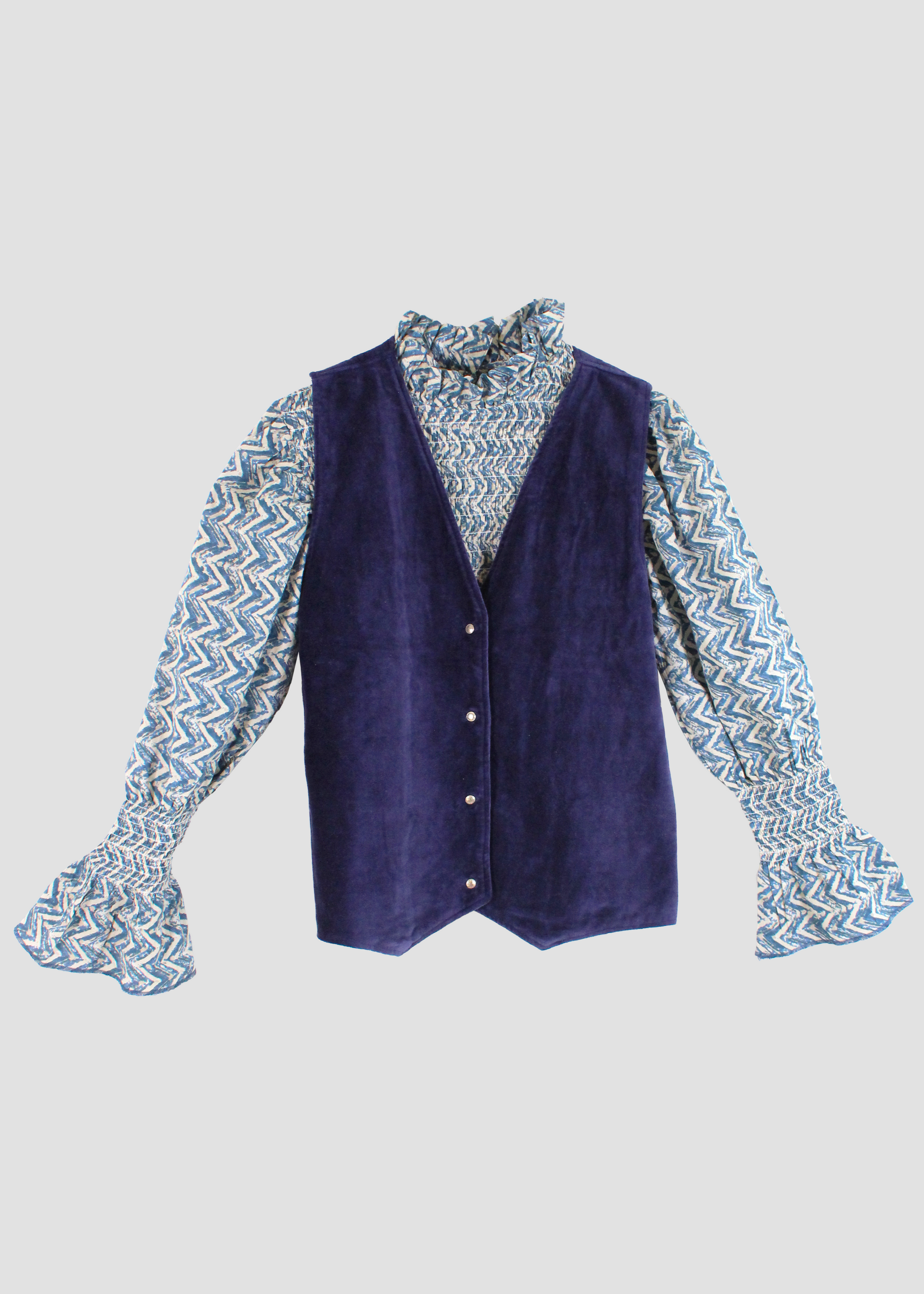 Gilet Polo in Blue Velvet di IGI AMA, gilet in velluto blu con fodera a fantasia floreale verde e blu. Realizzato in India con fodera a fantasia in 100% cotone. Taglia unica (torace 50 cm per lato, lunghezza 60 cm, ascella 26 cm). Stile elegante con un tocco boho chic. Solo lavaggio a secco, stiratura a bassa temperatura, non candeggiare.