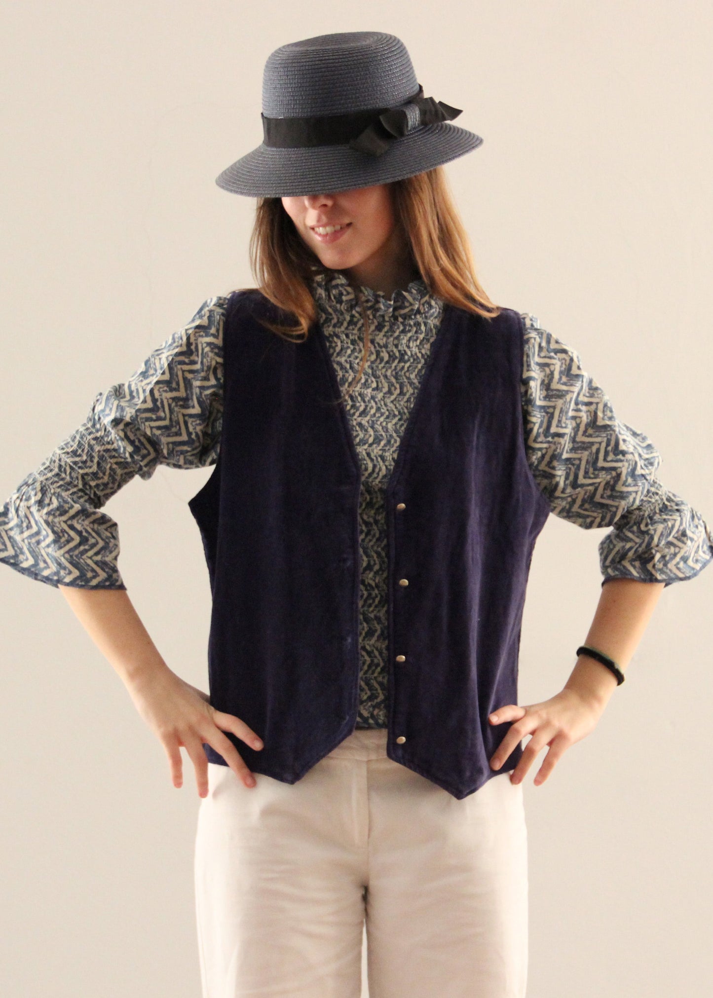 Gilet Polo in Blue Velvet di IGI AMA, gilet in velluto blu con fodera a fantasia floreale verde e blu. Realizzato in India con fodera a fantasia in 100% cotone. Taglia unica (torace 50 cm per lato, lunghezza 60 cm, ascella 26 cm). Stile elegante con un tocco boho chic. Solo lavaggio a secco, stiratura a bassa temperatura, non candeggiare.