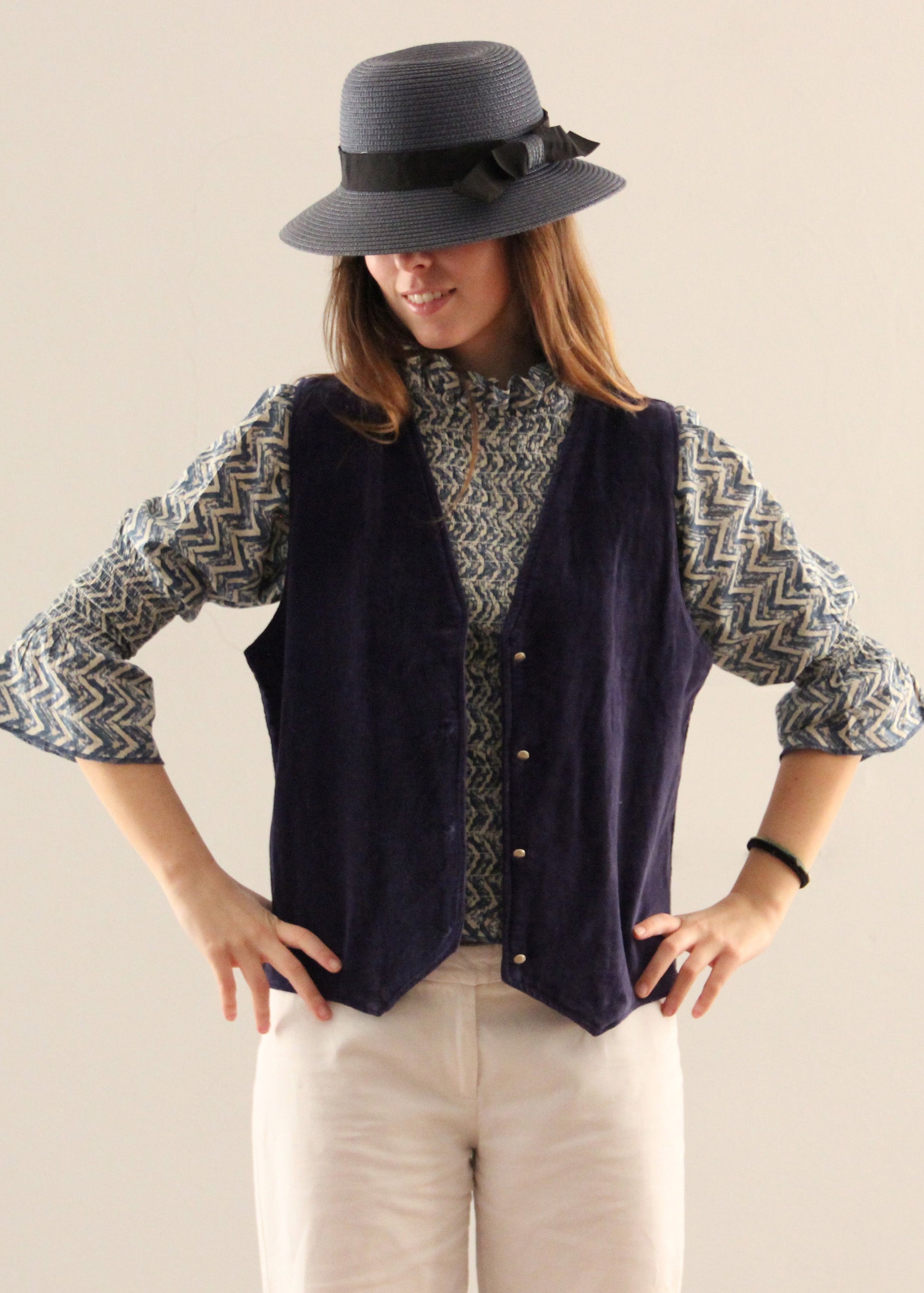 Gilet Polo in Blue Velvet di IGI AMA, gilet in velluto blu con fodera a fantasia floreale verde e blu. Realizzato in India con fodera a fantasia in 100% cotone. Taglia unica (torace 50 cm per lato, lunghezza 60 cm, ascella 26 cm). Stile elegante con un tocco boho chic. Solo lavaggio a secco, stiratura a bassa temperatura, non candeggiare.