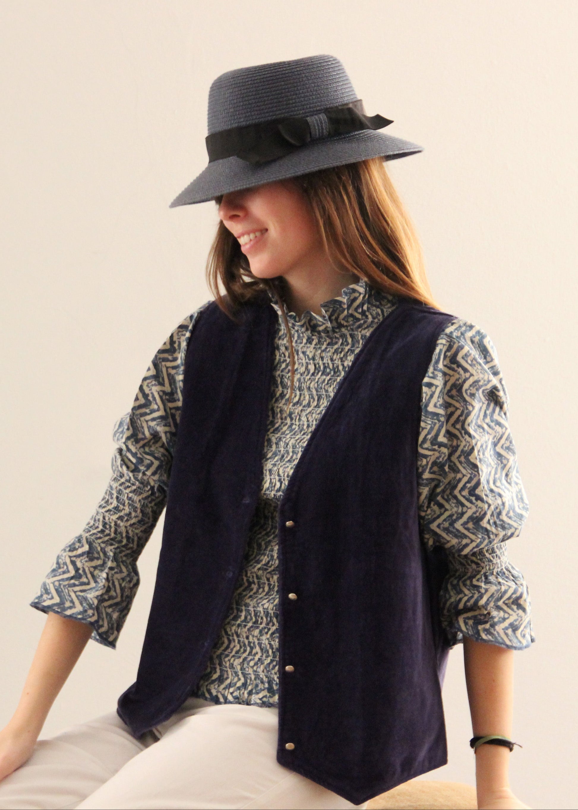 Gilet Polo in Blue Velvet, blue velvet vest with green and blue floral patterned lining. Made in India with 100% cotton patterned lining. One size (chest 50 cm per side, length 60 cm, armpit 26 cm). Elegant style with a boho chic touch. Gilet Polo in Blue Velvet di IGI AMA, gilet in velluto blu con fodera a fantasia floreale verde e blu. Realizzato in India con fodera a fantasia in 100% cotone. Taglia unica (torace 50 cm per lato, lunghezza 60 cm, ascella 26