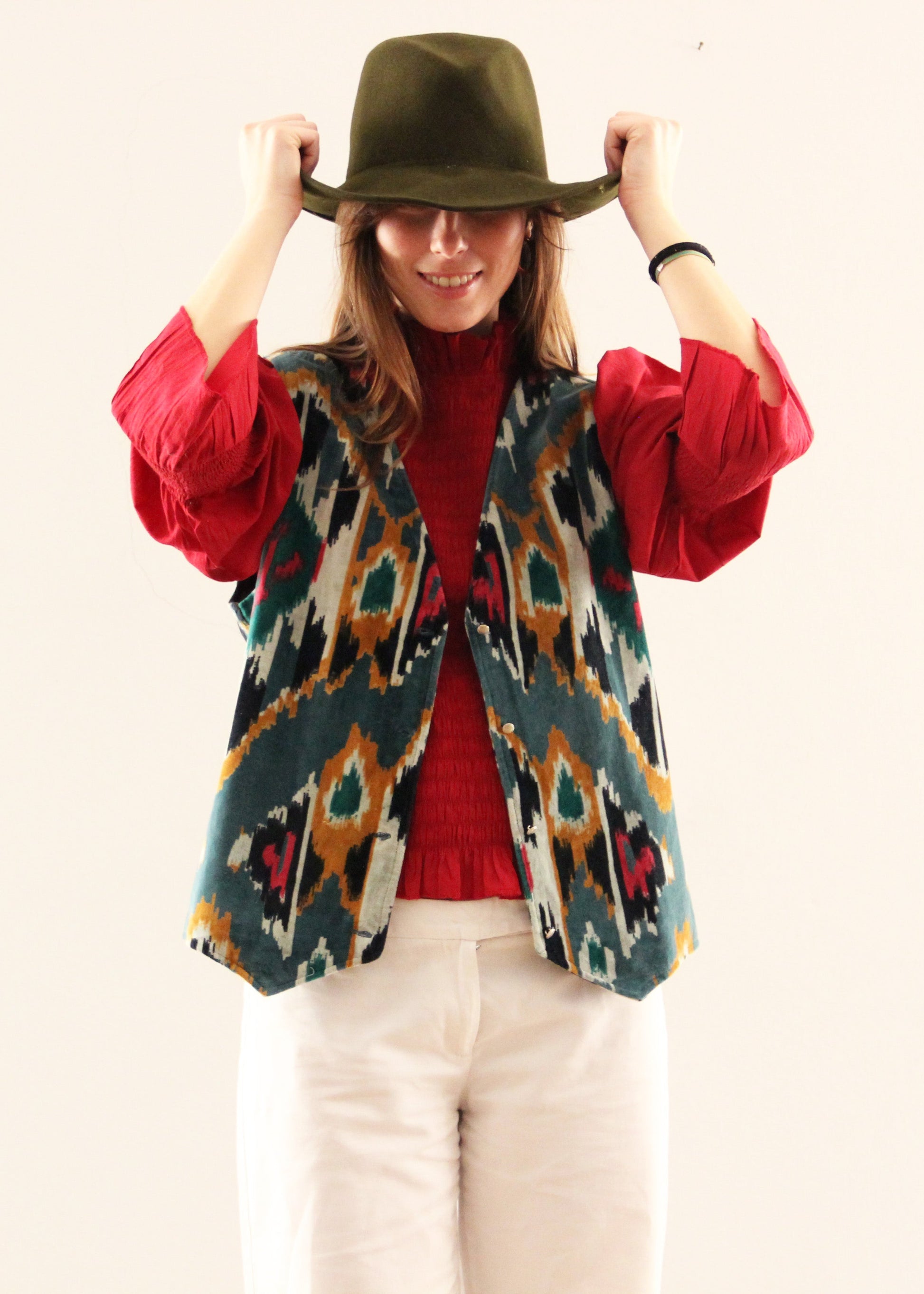 Gilet Polo in velluto blu di IGI Ama, smanicato in velluto con fodera fantasia colorata in cotone 100%. Realizzato in India. Taglia unica (torace 50 cm per lato, lunghezza 60 cm, giromanica 26 cm). Stile elegante con un tocco boho chic. Lavare a secco, stirare a bassa temperatura, non candeggiare.