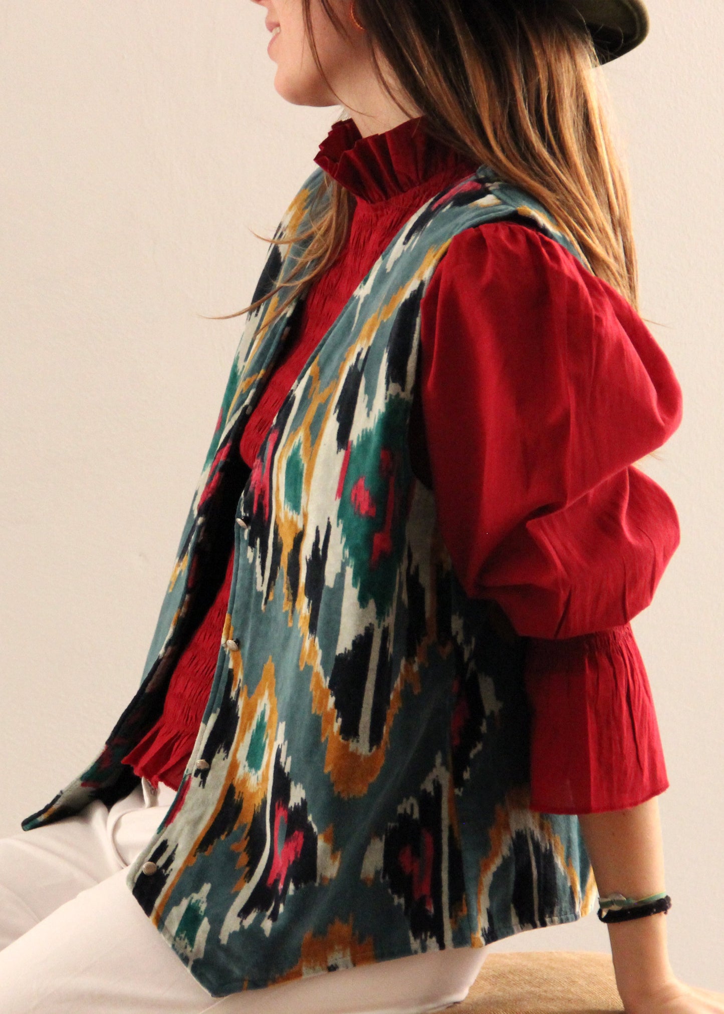 Gilet Polo in velluto blu di IGI Ama, smanicato in velluto con fodera fantasia colorata in cotone 100%. Realizzato in India. Taglia unica (torace 50 cm per lato, lunghezza 60 cm, giromanica 26 cm). Stile elegante con un tocco boho chic. Lavare a secco, stirare a bassa temperatura, non candeggiare.