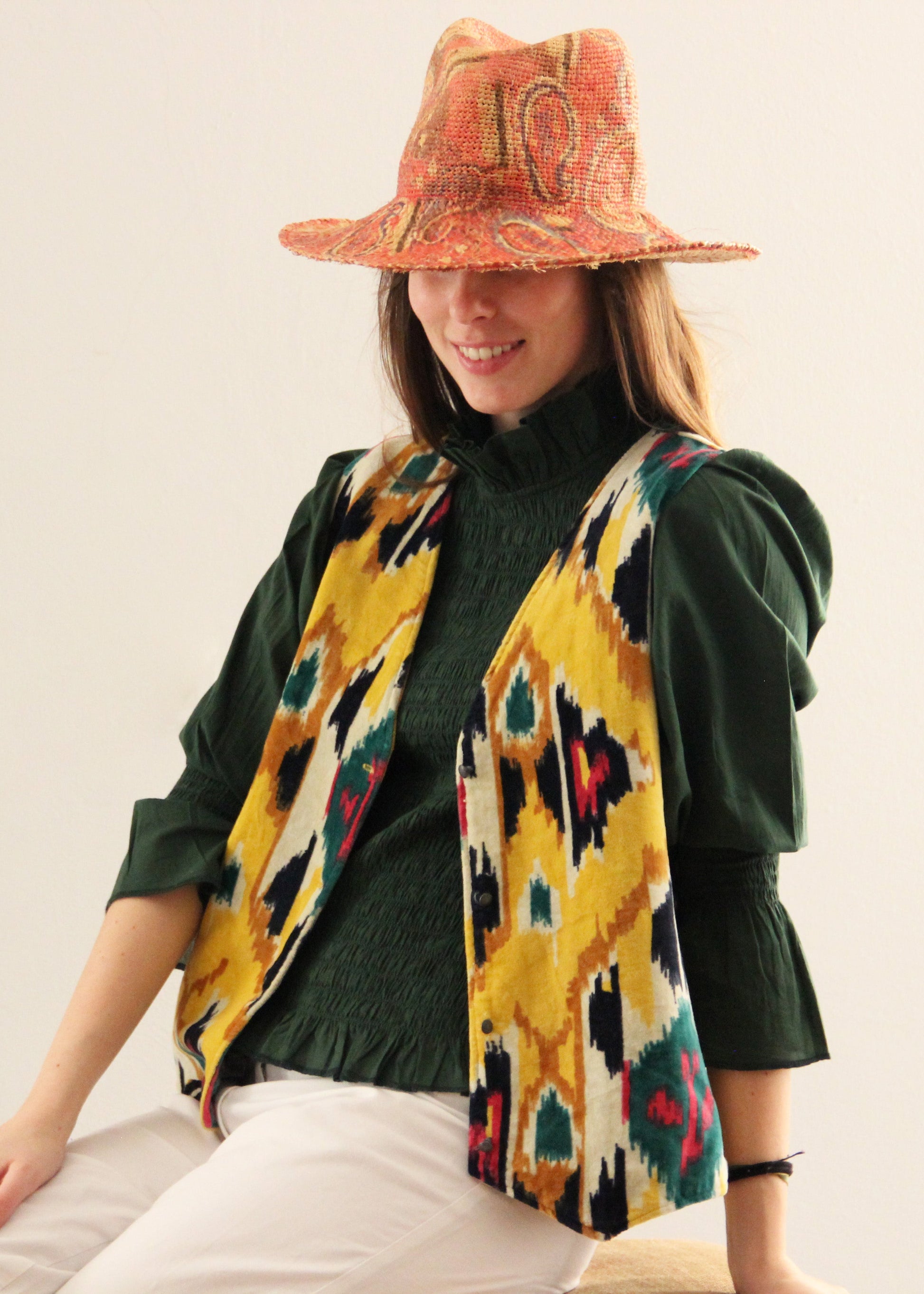 Gilet Polo in velluto giallo di IGI Ama, smanicato in velluto con fodera fantasia colorata in cotone 100%. Realizzato in India. Taglia unica (torace 50 cm per lato, lunghezza 60 cm, giromanica 26 cm). Stile elegante con un tocco boho chic. Lavare a secco, stirare a bassa temperatura, non candeggiare.