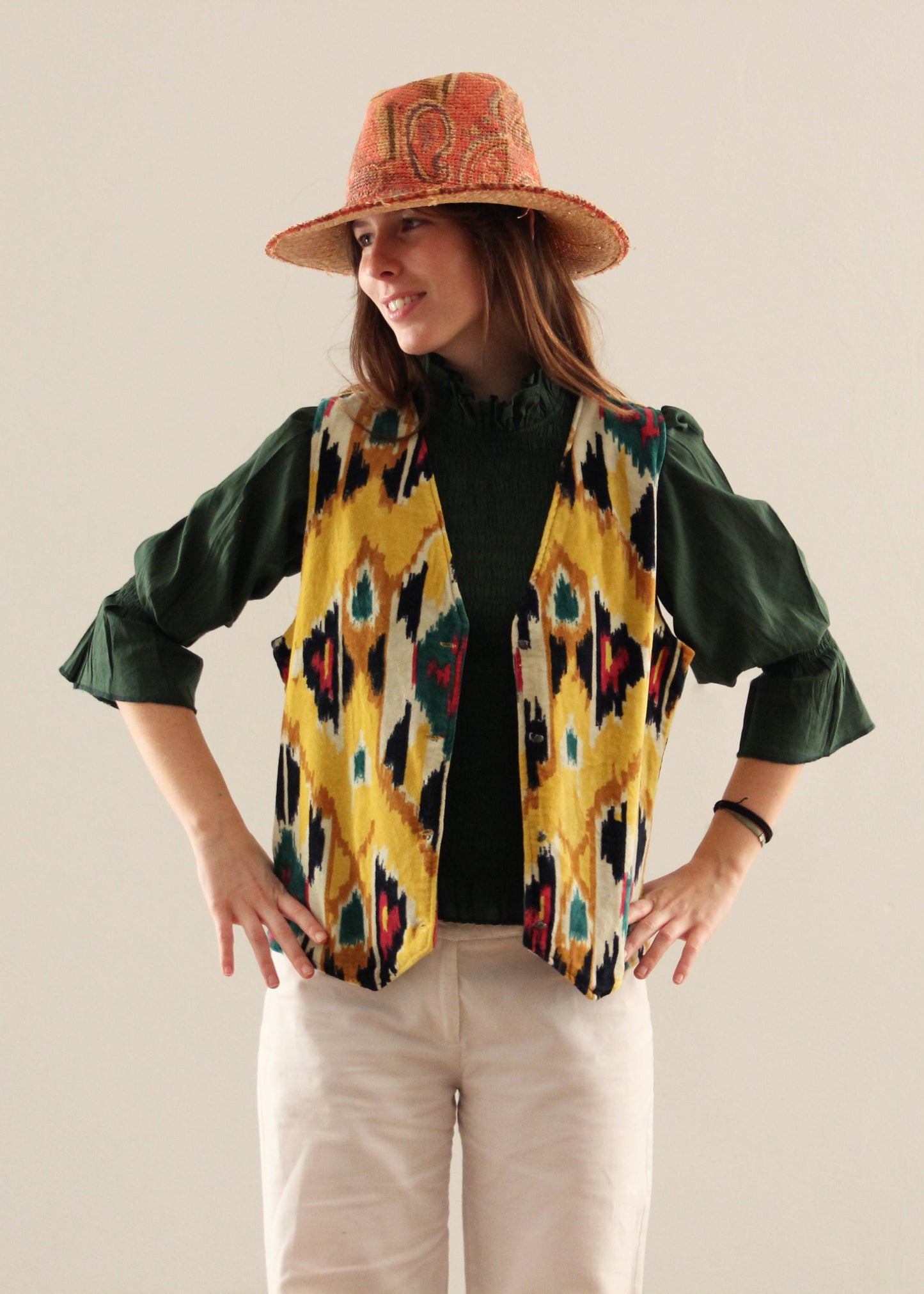 Gilet Polo in velluto giallo di IGI Ama, smanicato in velluto con fodera fantasia colorata in cotone 100%. Realizzato in India. Taglia unica (torace 50 cm per lato, lunghezza 60 cm, giromanica 26 cm). Stile elegante con un tocco boho chic. Lavare a secco, stirare a bassa temperatura, non candeggiare.