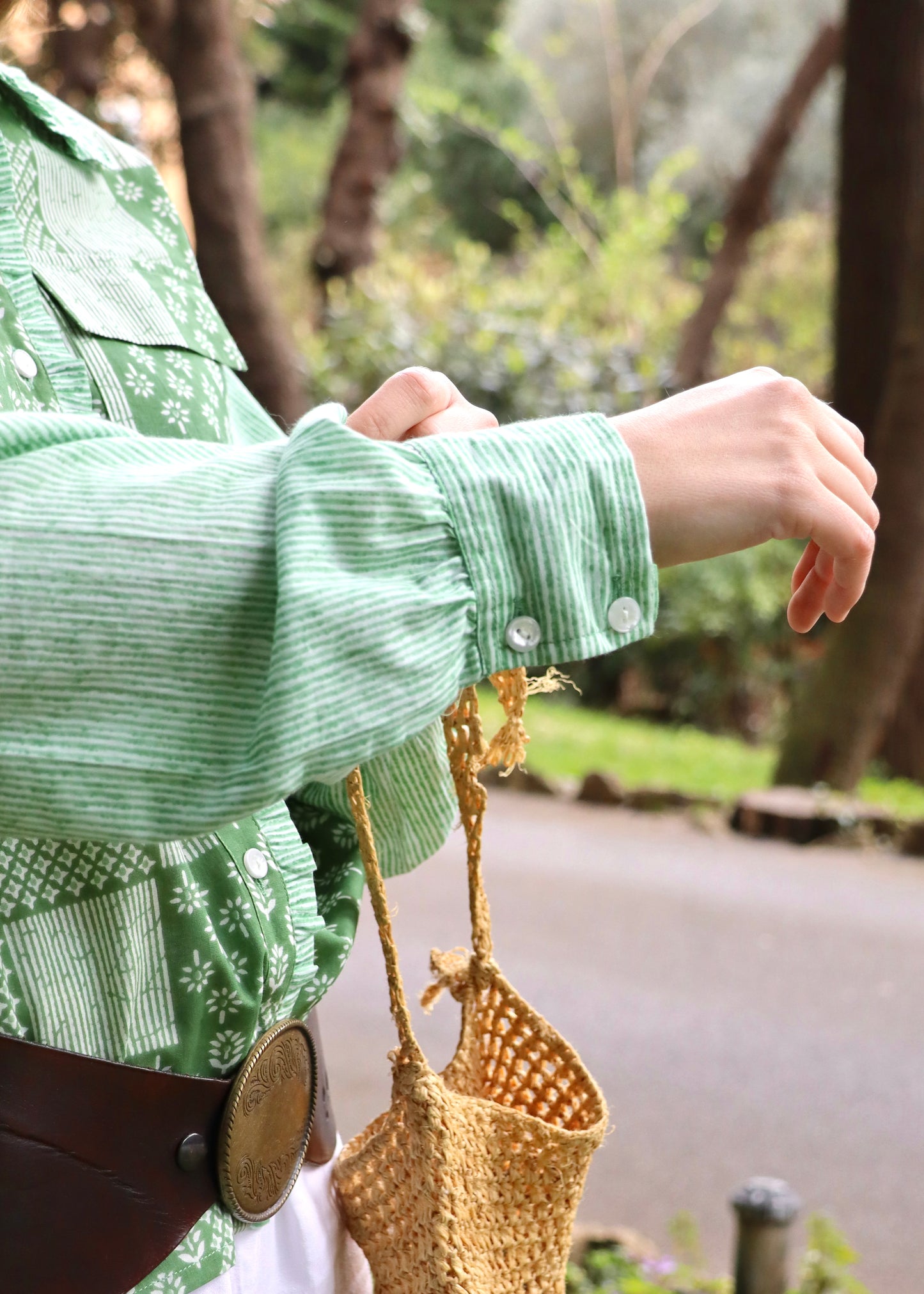 Camicia Hidi blouse Igiama a fantasia verde in 100% cotone, maniche lunghe con taschino, taglia unica S-L, prodotta in India.