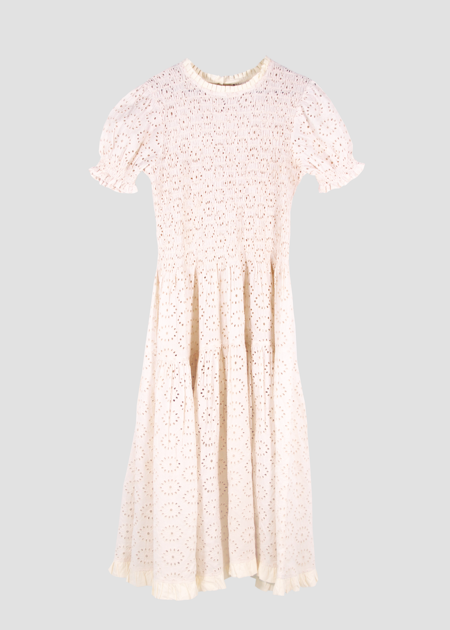 Holi Dress di IGIAMA, vestito in Sangallo 100% cotone, bianco, a maniche corte a sbuffo, con arricciature elastiche su busto e maniche, lunghezza fino alla caviglia, taglia unica e tessuto elasticizzato che si adatta a tutte le corporature, prodotto in India, perfetto per un'estate fresca e femminile