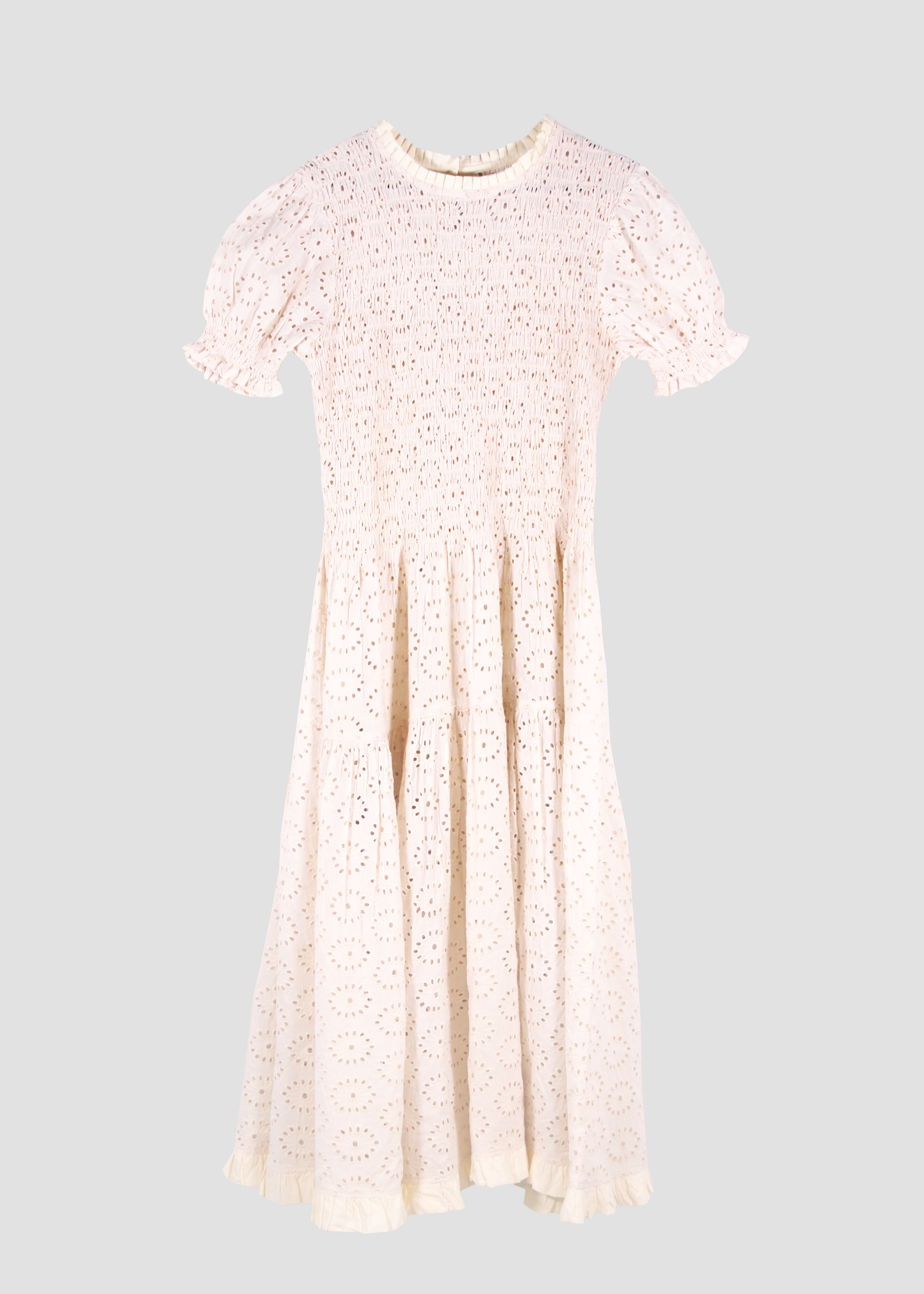 Holi Dress di IGIAMA, vestito in Sangallo 100% cotone, bianco, a maniche corte a sbuffo, con arricciature elastiche su busto e maniche, lunghezza fino alla caviglia, taglia unica e tessuto elasticizzato che si adatta a tutte le corporature, prodotto in India, perfetto per un'estate fresca e femminile