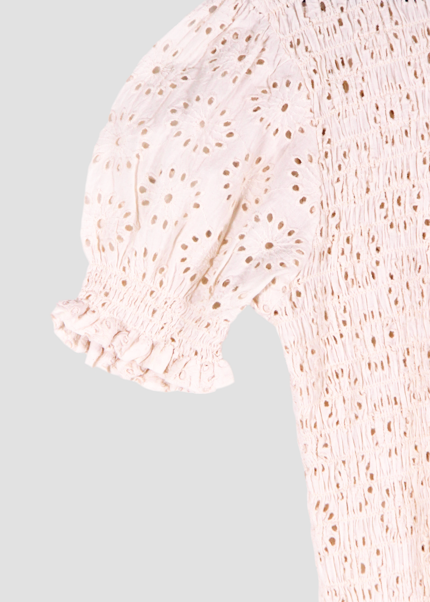 Holi Dress di IGIAMA, vestito in Sangallo 100% cotone, bianco, a maniche corte a sbuffo, con arricciature elastiche su busto e maniche, lunghezza fino alla caviglia, taglia unica e tessuto elasticizzato che si adatta a tutte le corporature, prodotto in India, perfetto per un'estate fresca e femminile