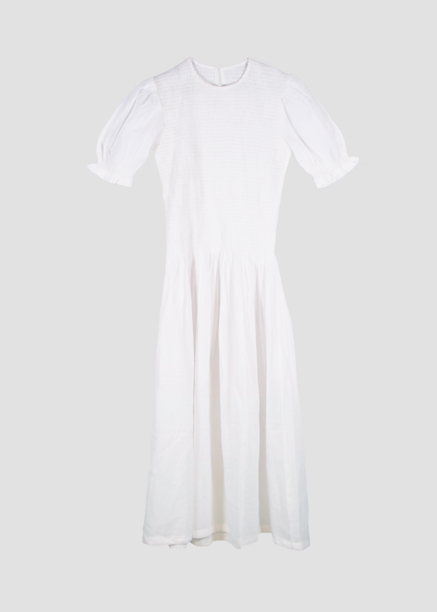 Holi Dress – Vestito lungo bianco in 100% cotone, con maniche corte a sbuffo e arricciature elastiche su busto e maniche. Vestibilità elasticizzata, comoda e adatta a tutte le corporature. Taglia unica. Prodotto in India. Cura delicata: lavare a 30°C, stirare a bassa temperatura