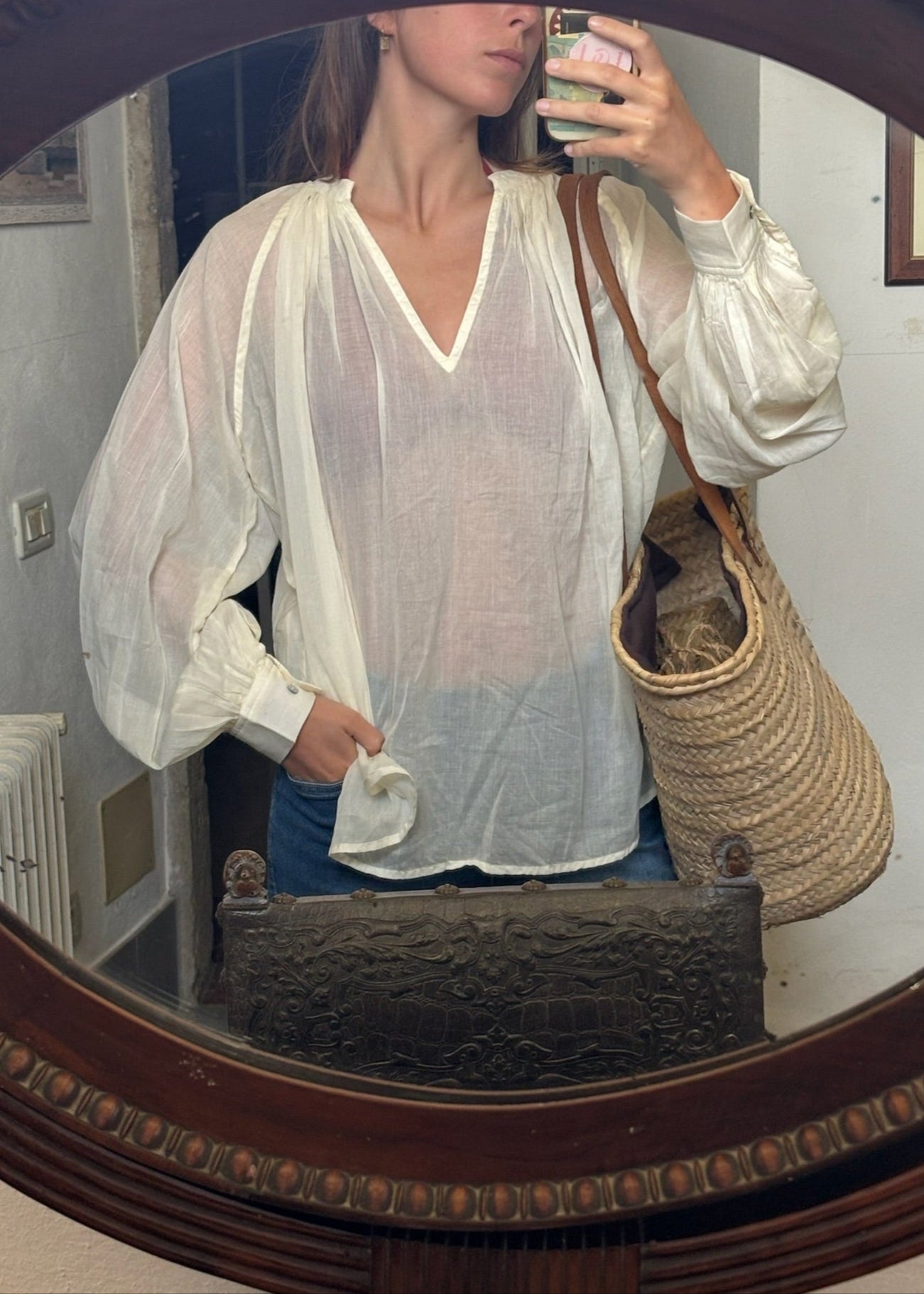Camicia Loto leggera da donna in viscosa e cotone con fantasia Ikat o tinta unita, maniche a sbuffo e bottoni in madreperla – vestibilità morbida, prodotta artigianalmente in India.